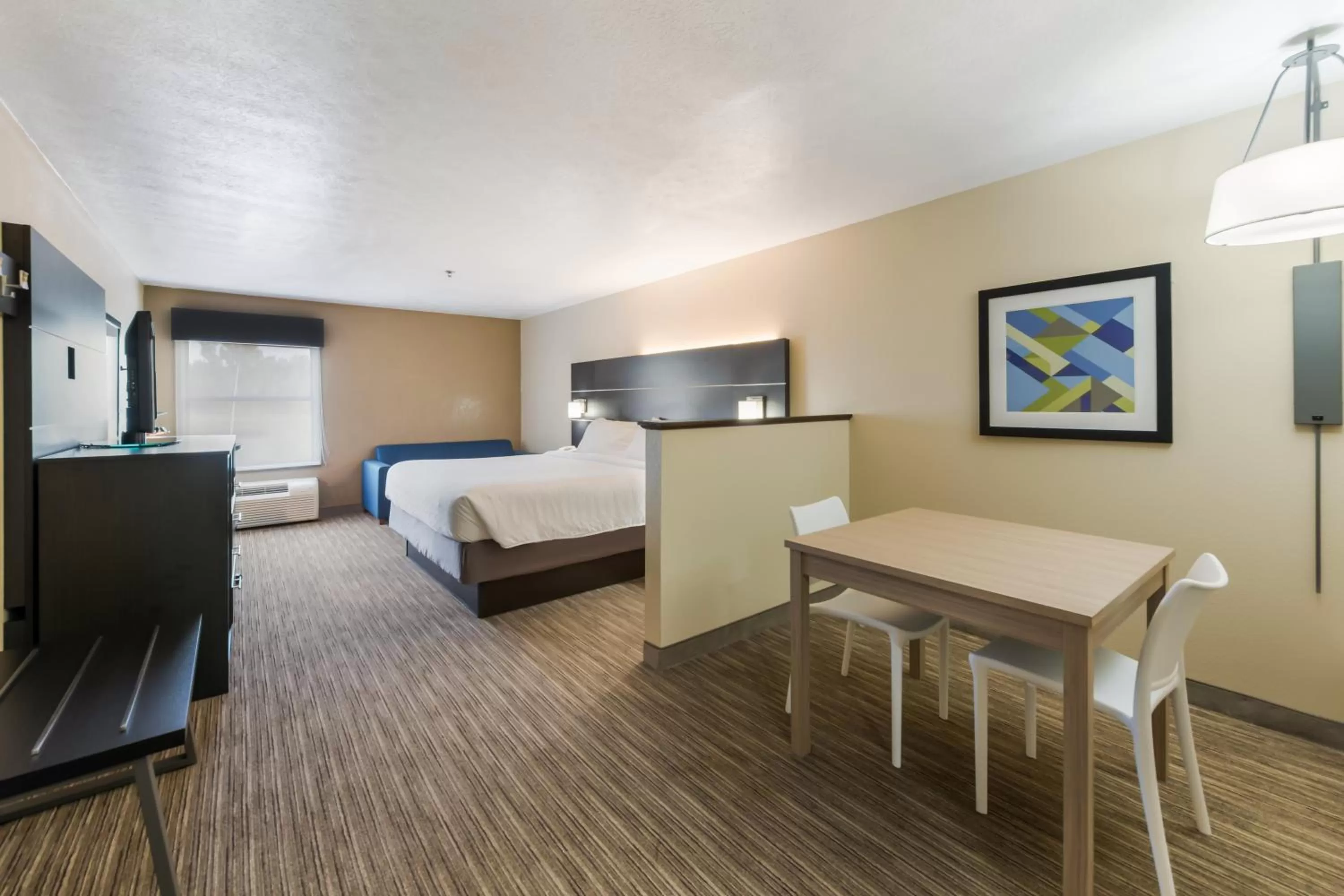 Photo of the whole room, Bed in Holiday Inn Express London-I-70 by IHG