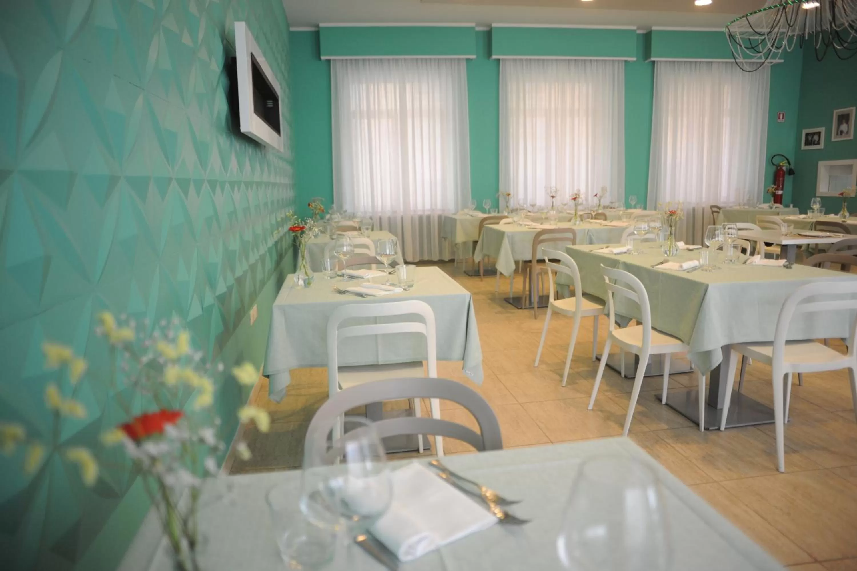 Restaurant/places to eat in GG8 Hotel & Suite SPA