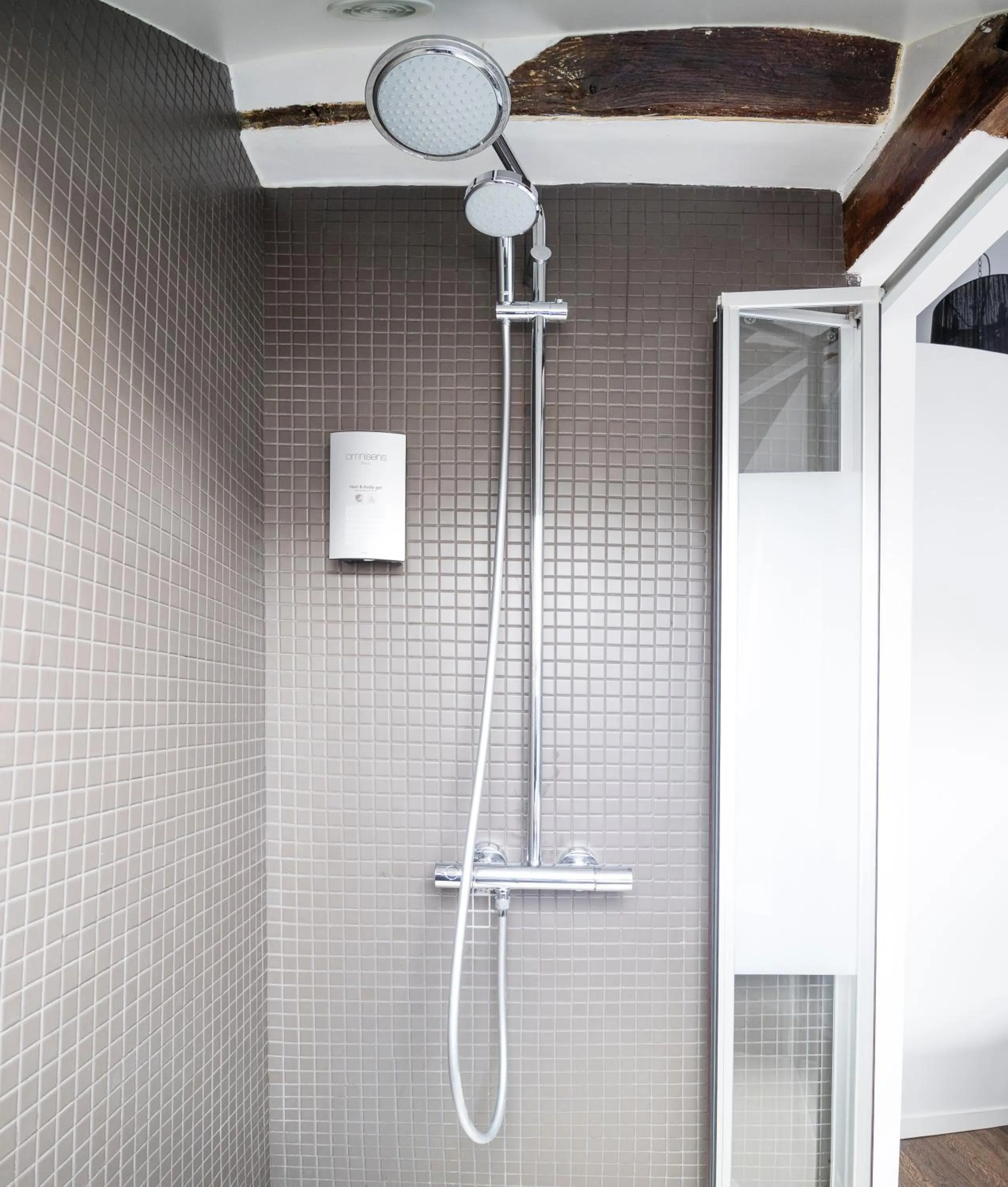 Photo of the whole room in Hotel Chabrol Opera