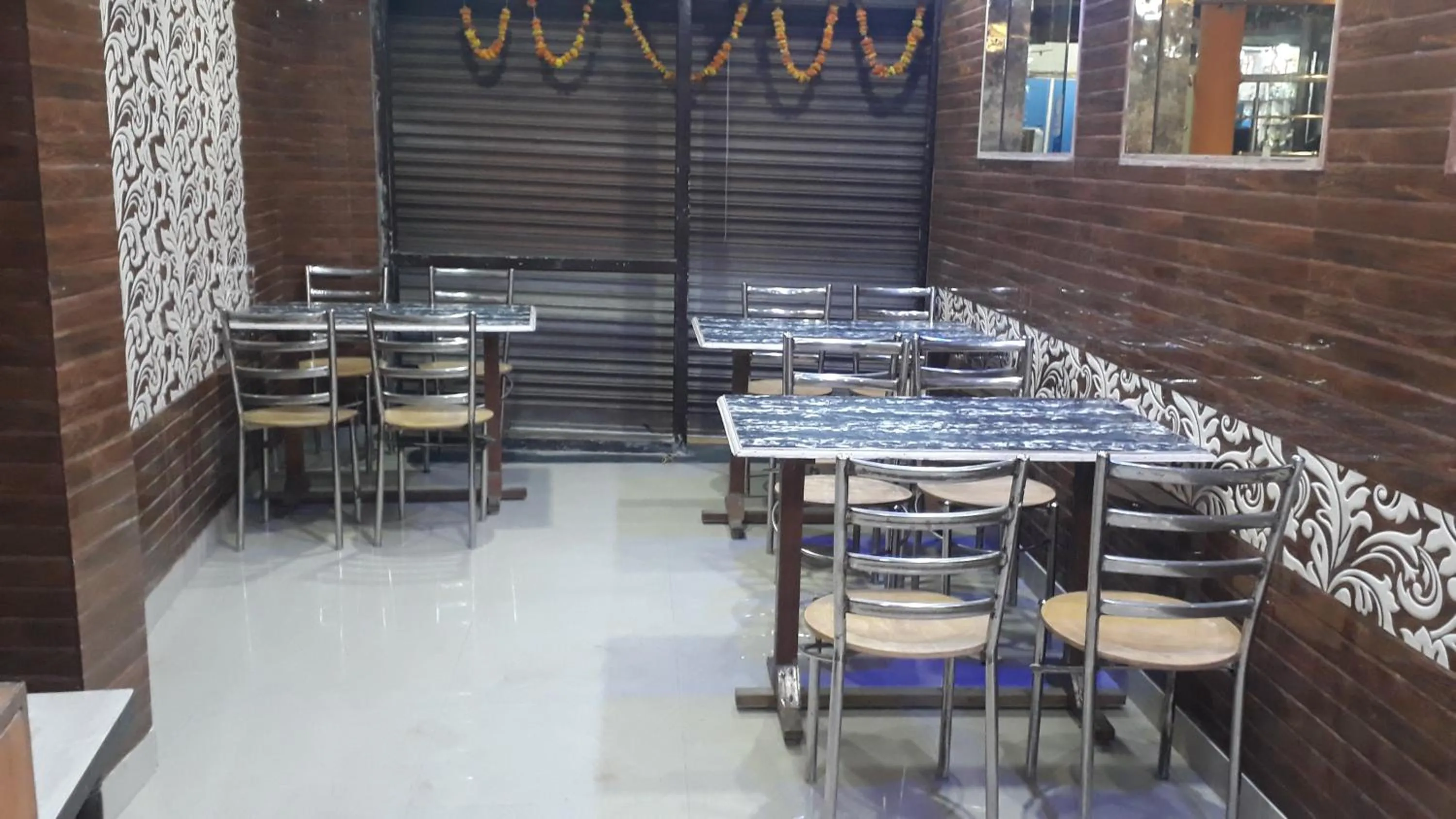 Restaurant/Places to Eat in HOTEL SARWAN