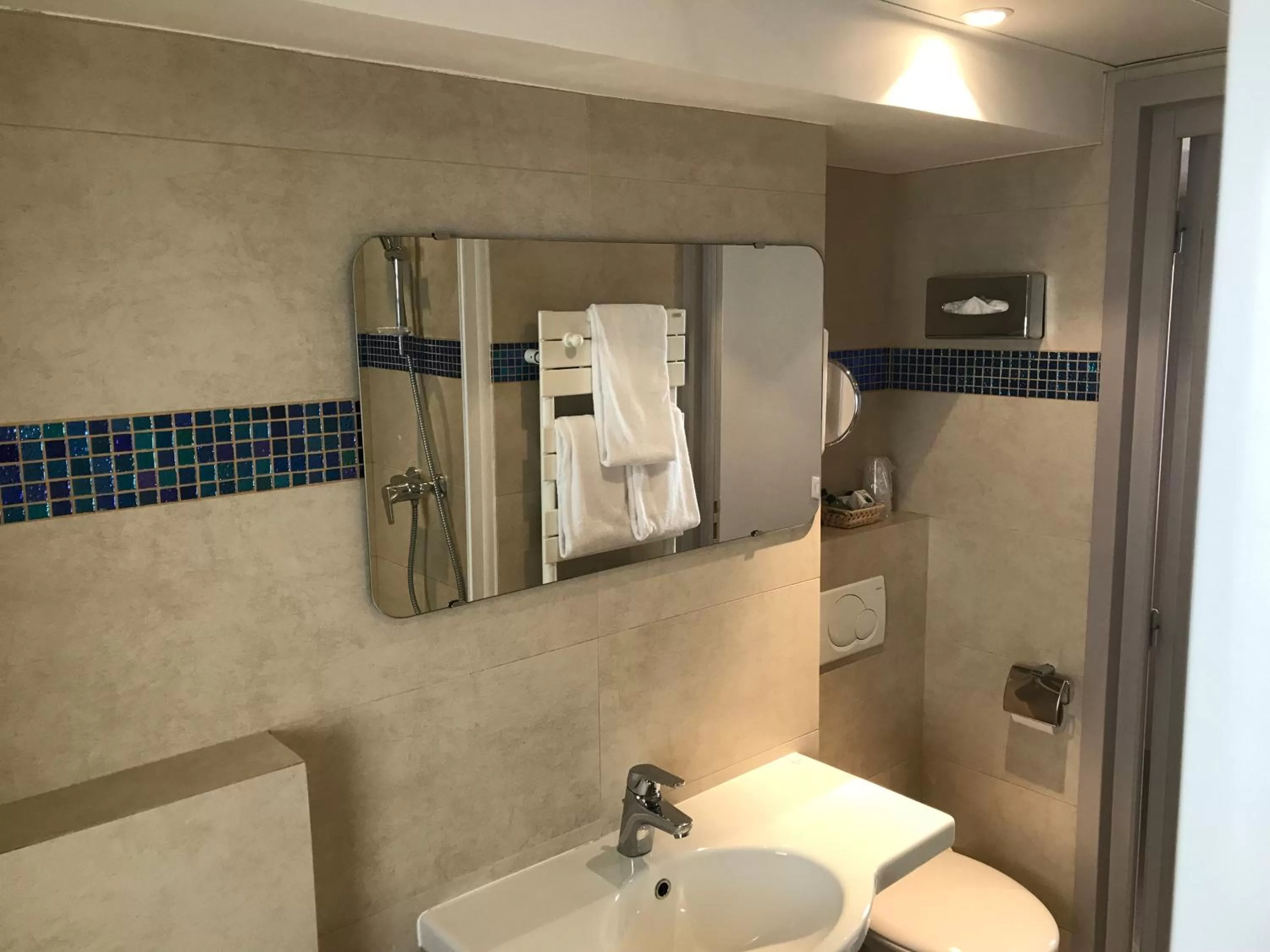 Shower in Hôtel de la Fontaine