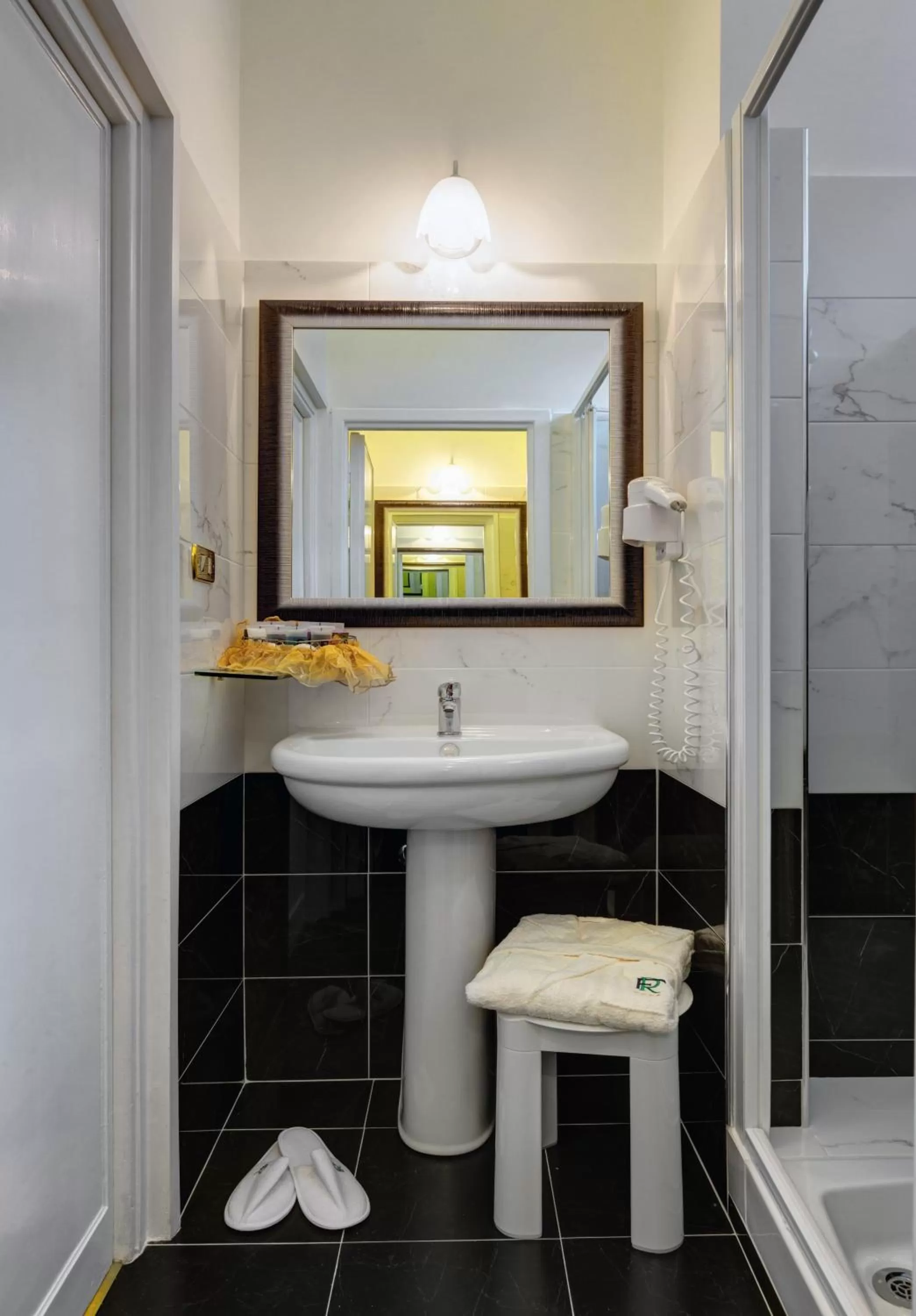 Bathroom in Hotel Residenza In Farnese