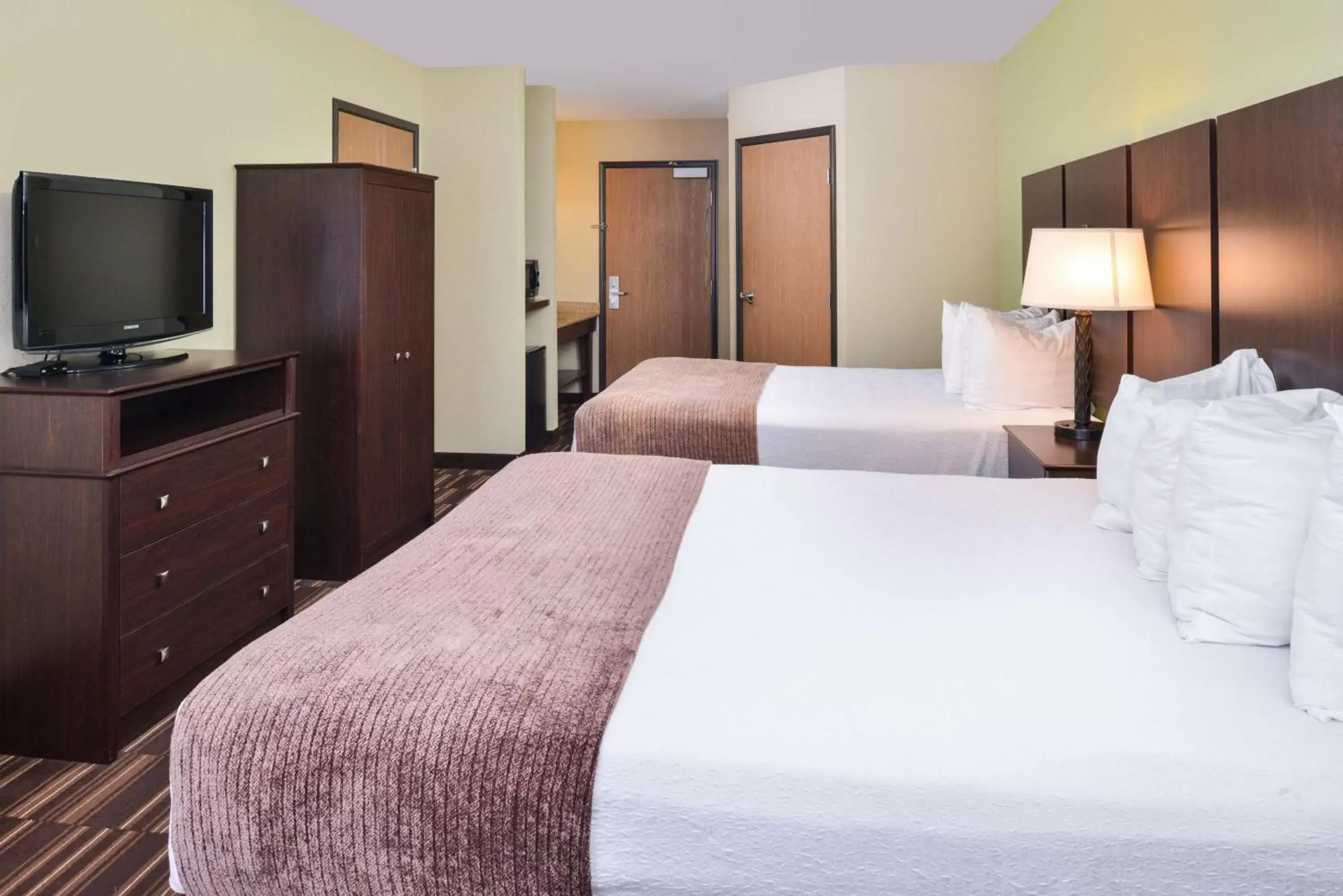 Deluxe Queen Room with Two Queen Beds - Non Smoking in Best Western Sundowner Deluxe Queen Room with Two Queen Beds - Non Smoking in Best Western Sundowner