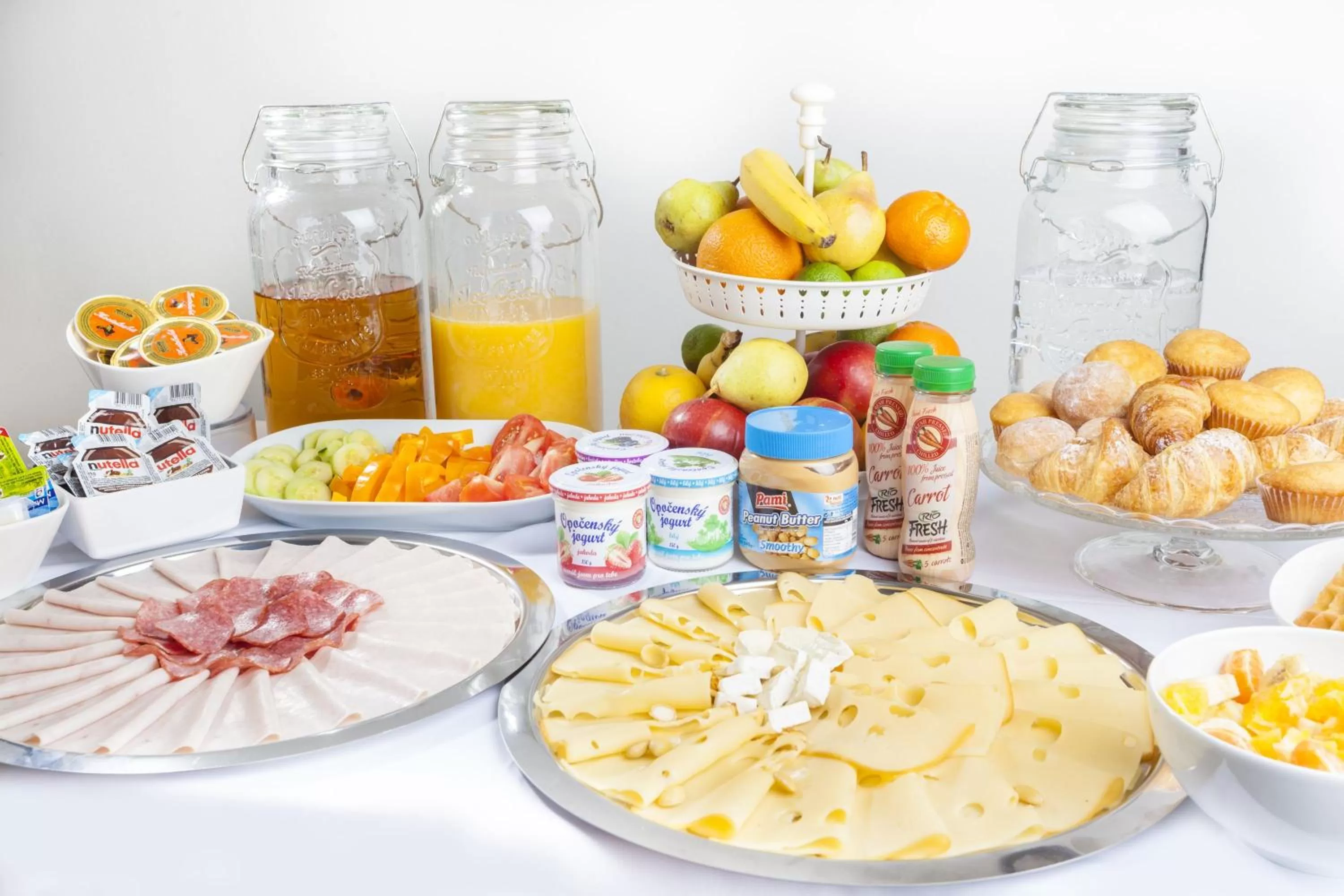 Food and drinks in Hotel At the Golden Scissors