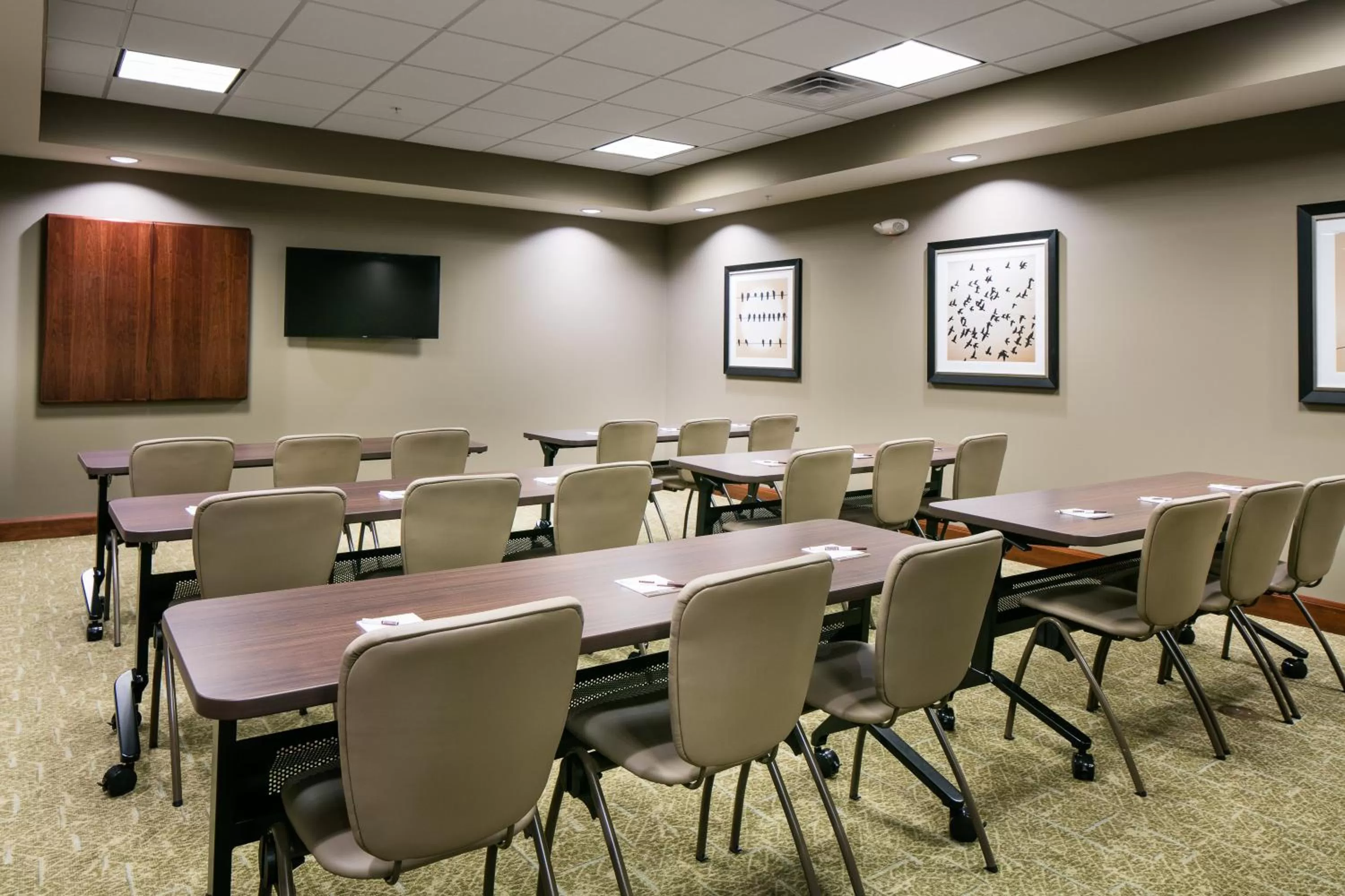 Meeting/conference room in Staybridge Suites Des Moines Downtown by IHG
