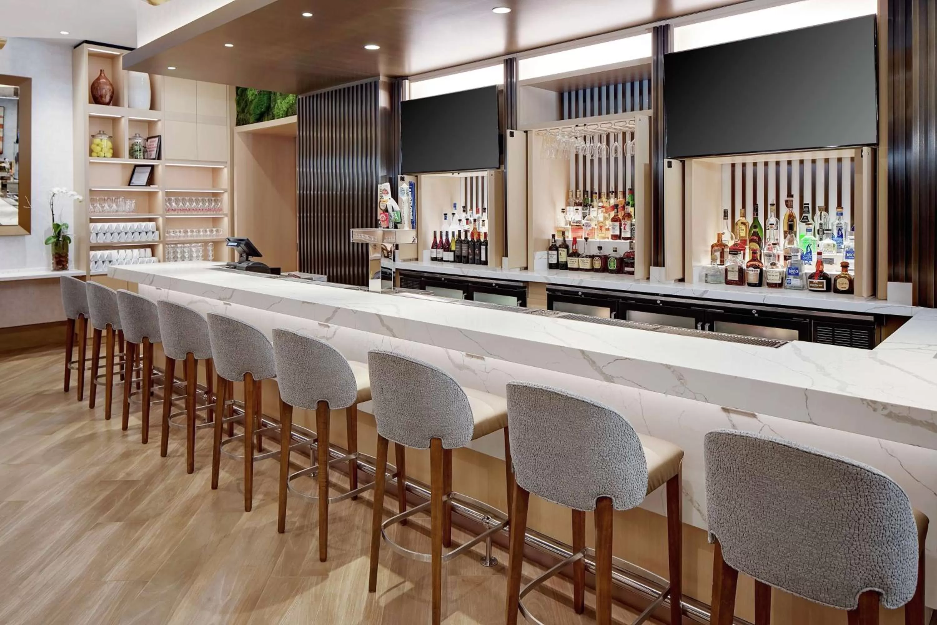 Lounge or bar in DoubleTree by Hilton Chicago Magnificent Mile