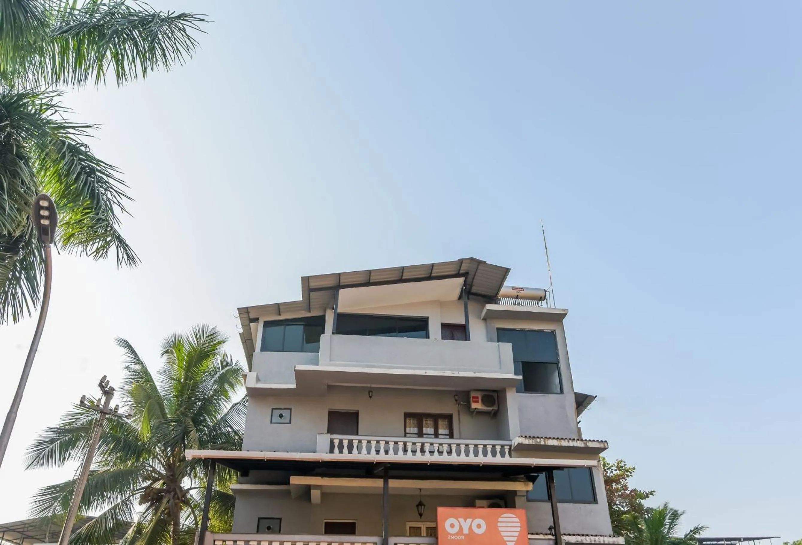 Facade/entrance, Property Building in OYO 4195 Clausil Inn