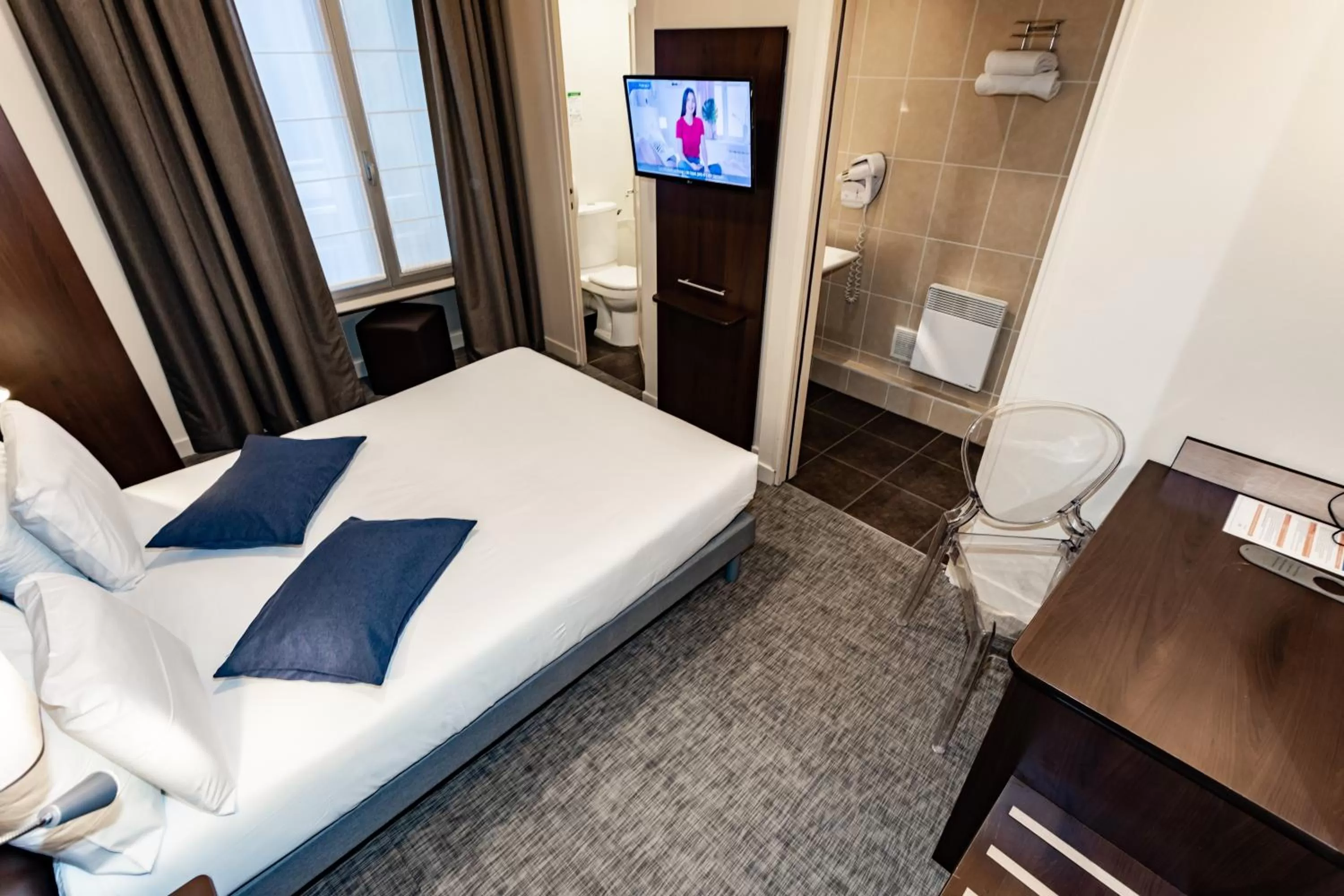 Photo of the whole room, Bed in Hôtel de Champagne