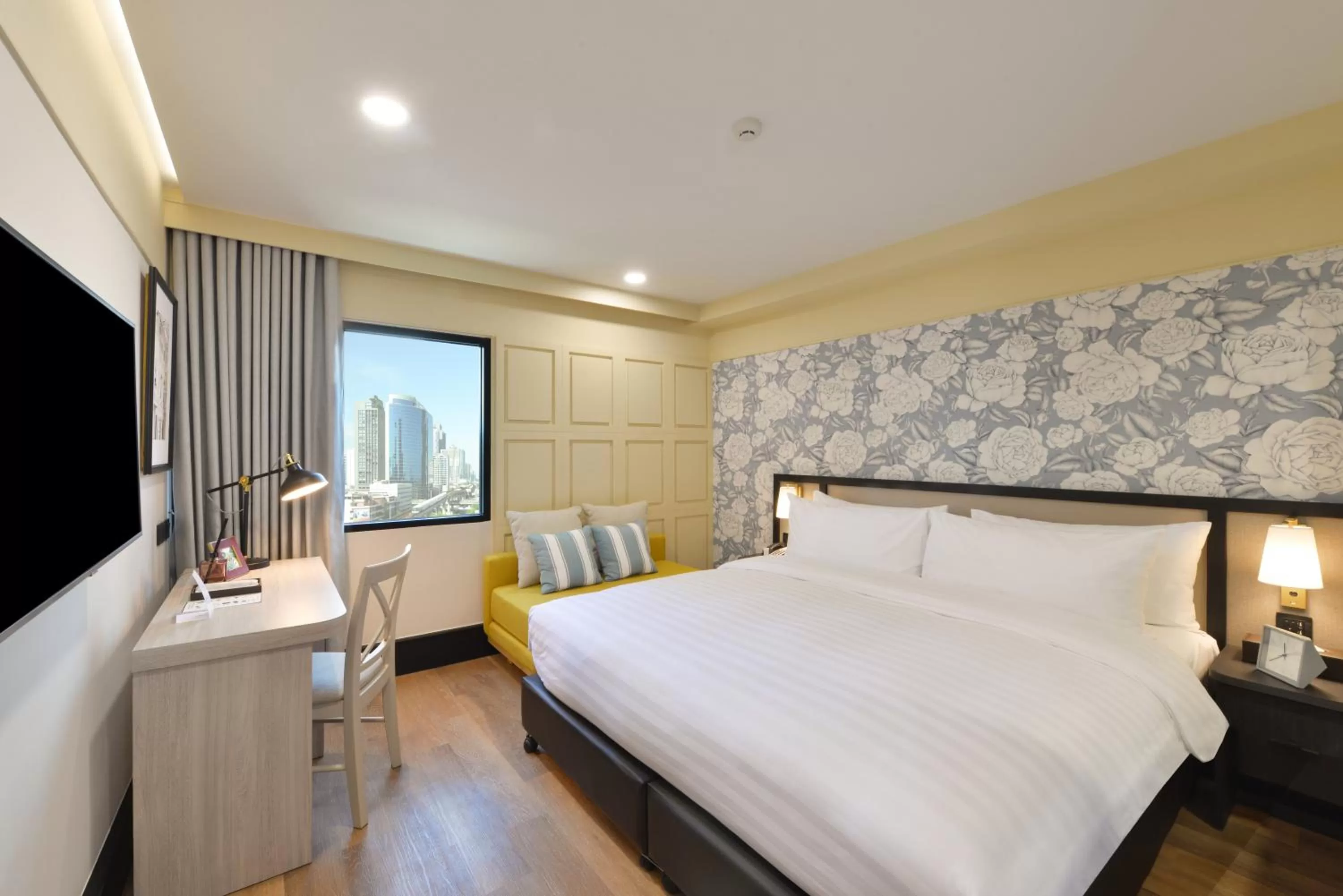 Photo of the whole room, Bed in Oakwood Hotel & Residence Bangkok