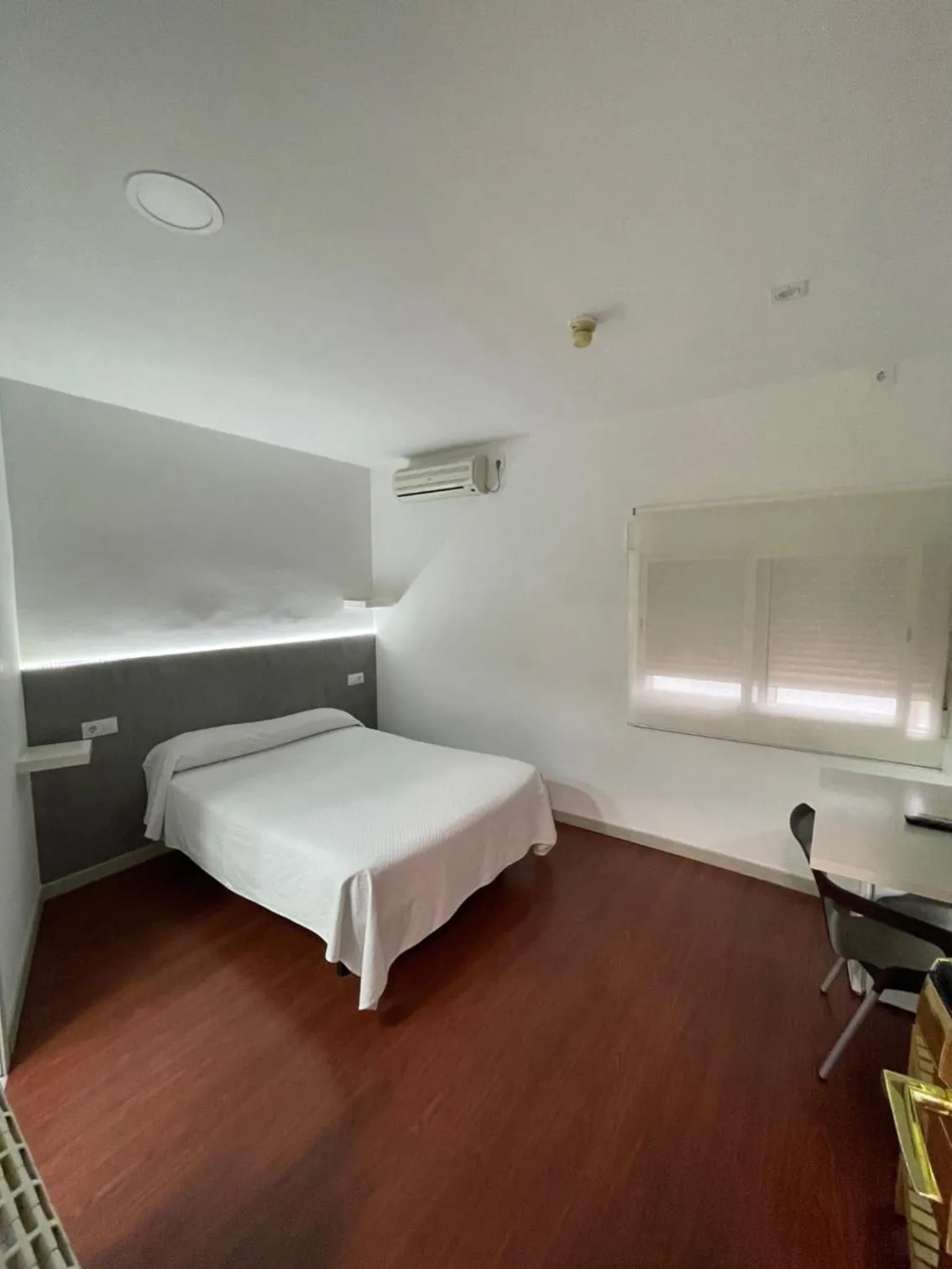 Photo of the whole room, Bed in Condedu