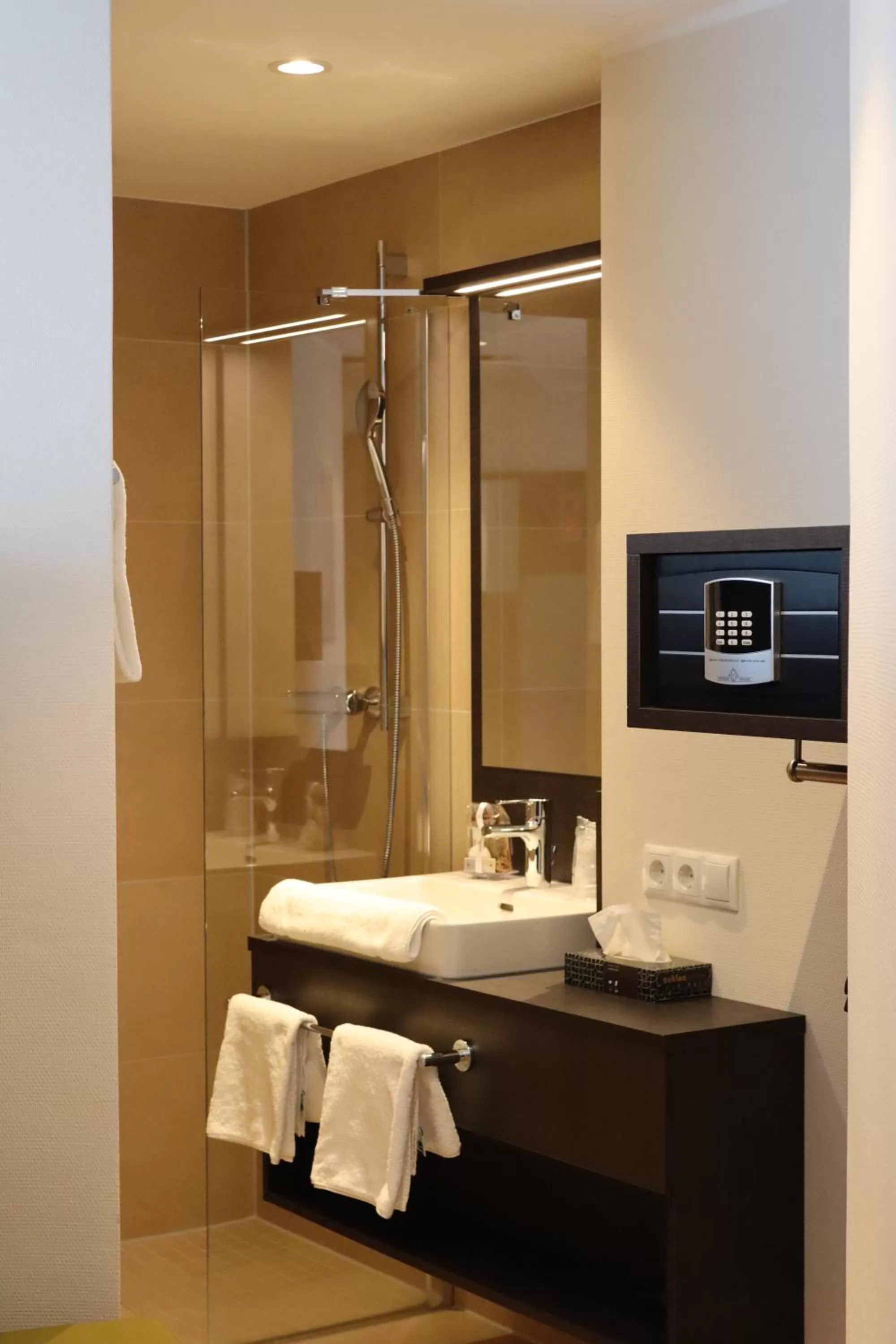 Bathroom in EINSTEIN Hotel am Römerpark