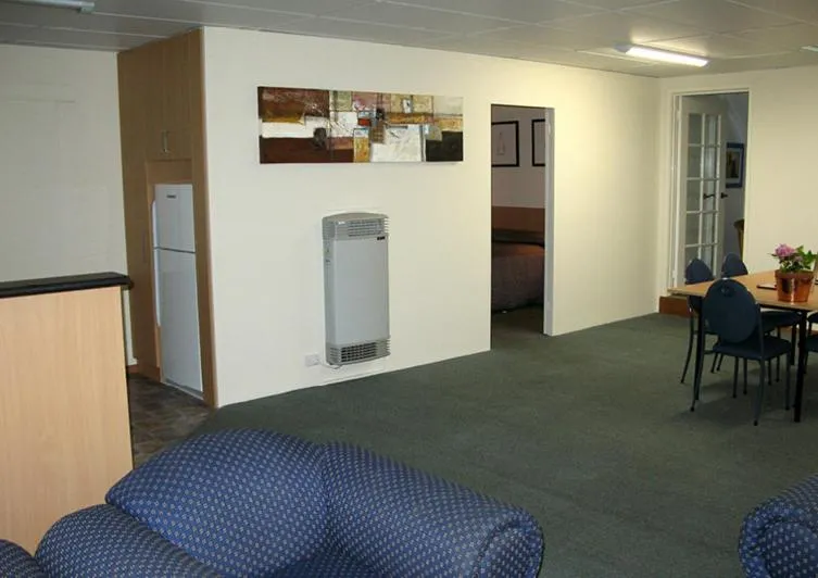 Living room in Barclay Motor Inn
