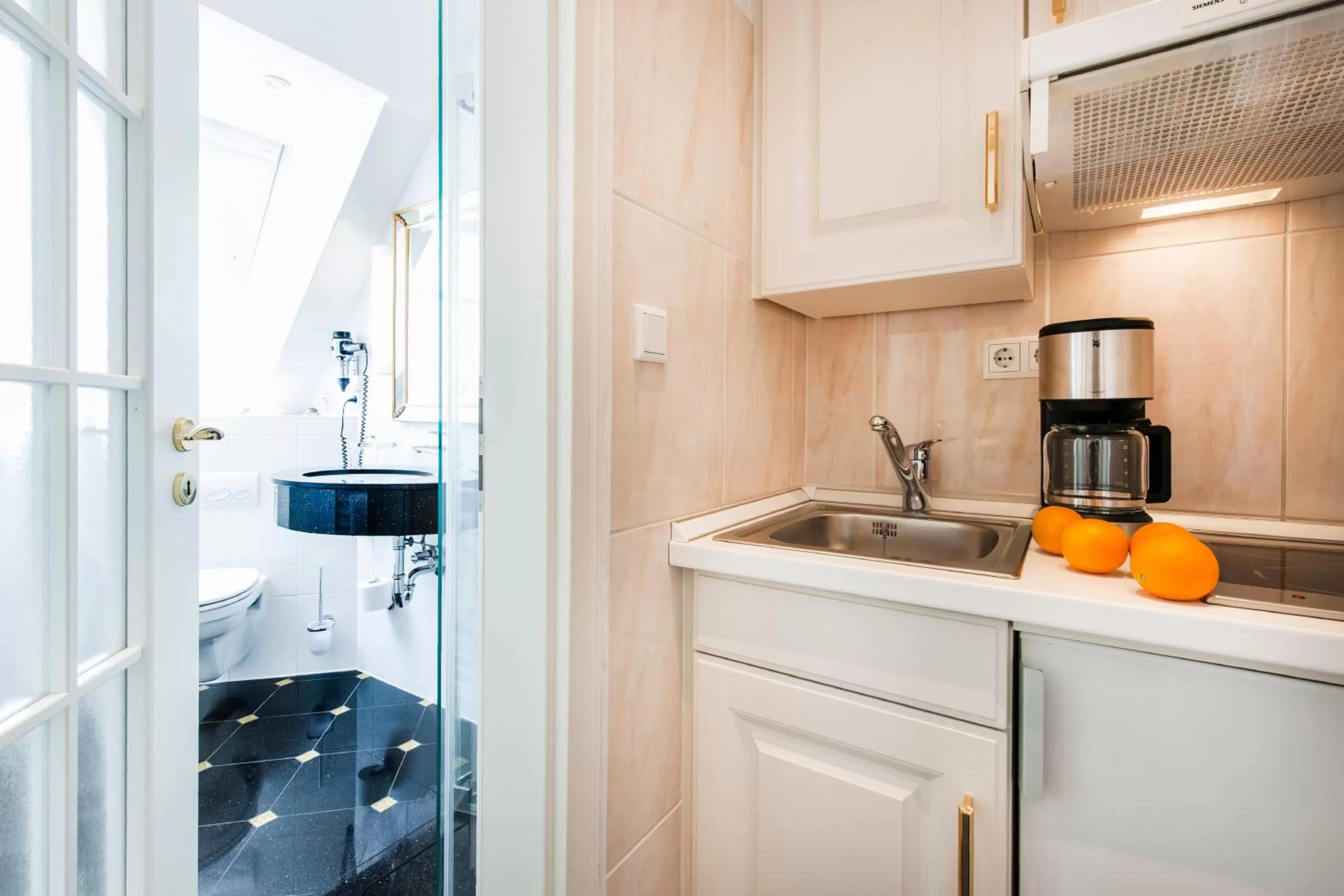 Kitchen or kitchenette in Büngers Apartment-Hotel mit Gartensauna - modern, gemütlich und strandnah