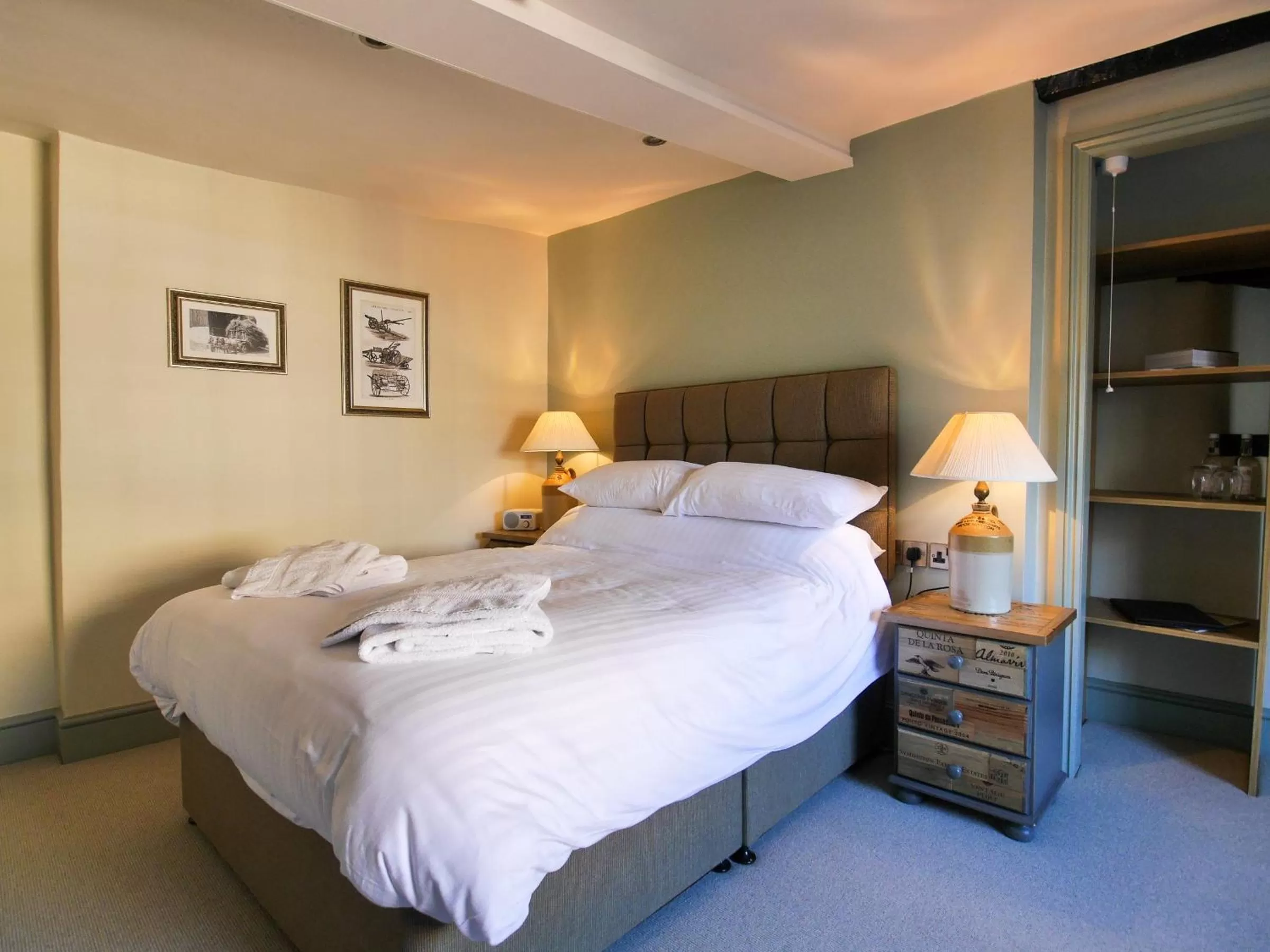 Photo of the whole room, Bed in The Fox