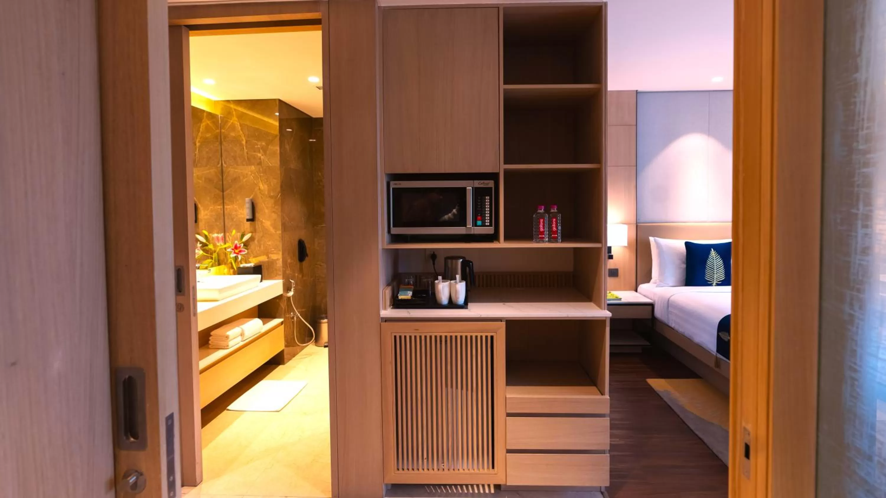 minibar, Bed in Courtyard by Marriott Vadodara