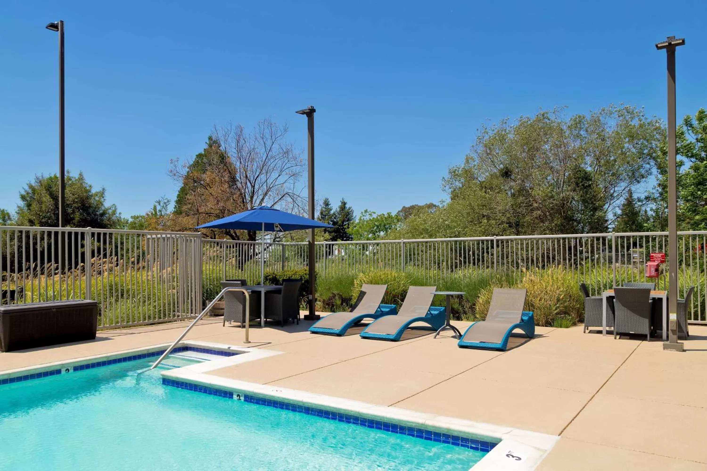 Pool view in Hampton Inn & Suites Rohnert Park - Sonoma County