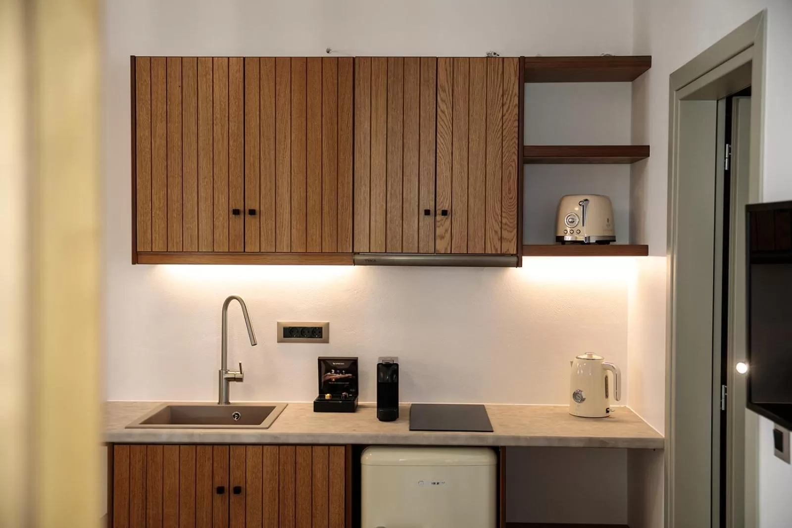 Coffee/tea facilities, Kitchen/Kitchenette in Makava Suites Naxos