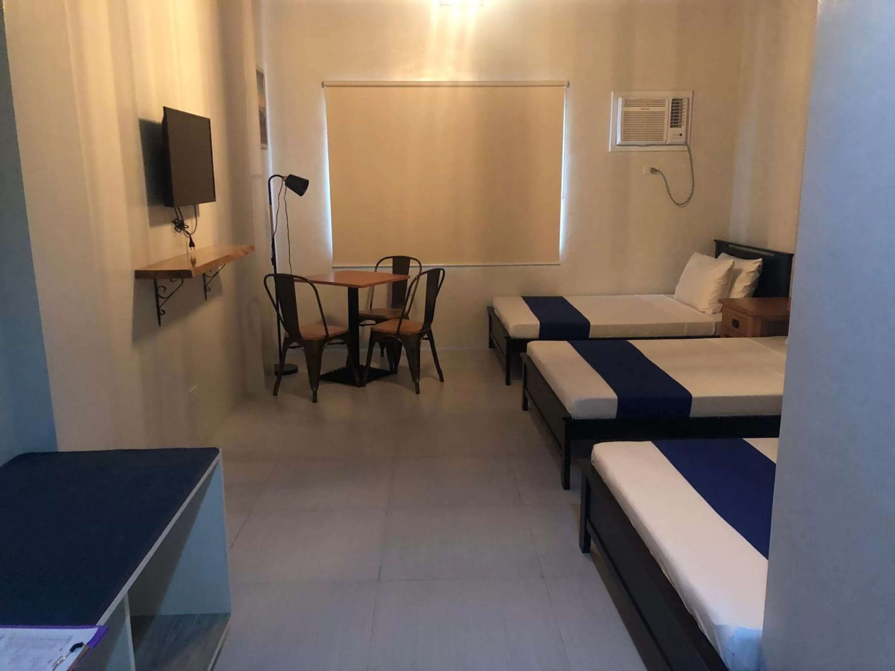 Seating area, Bed in South Anchorage Inn