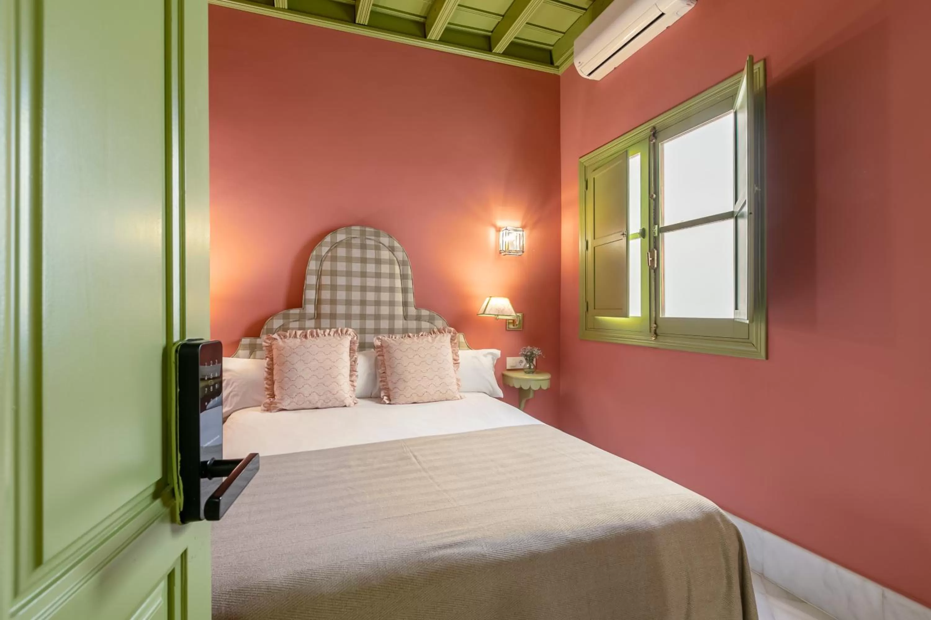 Photo of the whole room, Bed in La Abadia de Giralda