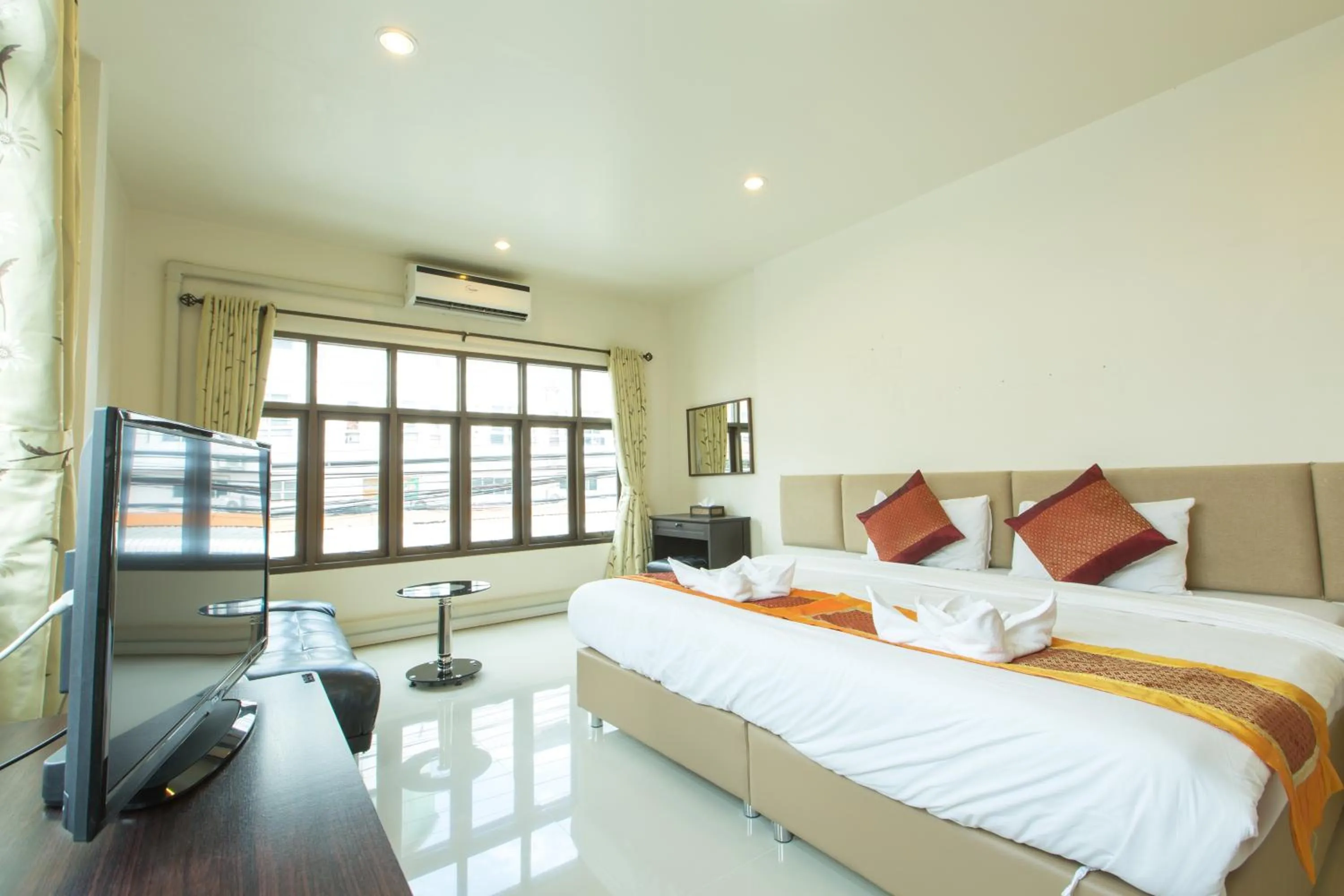 Photo of the whole room, Bed in Chiang Mai Waroros Boutique Hotel