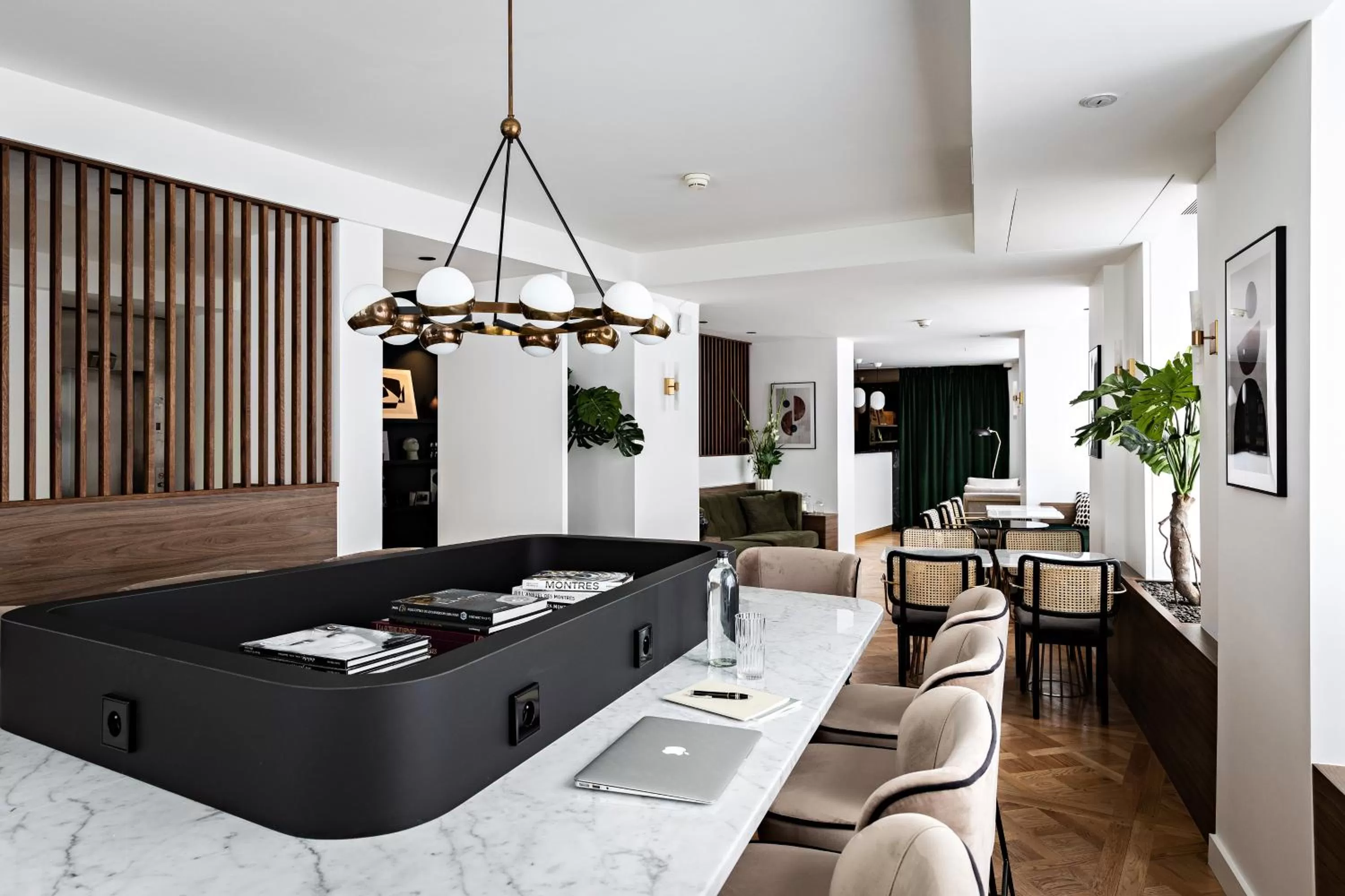 Lobby or reception in Holiday Inn Paris Palais de l'Elysée by IHG