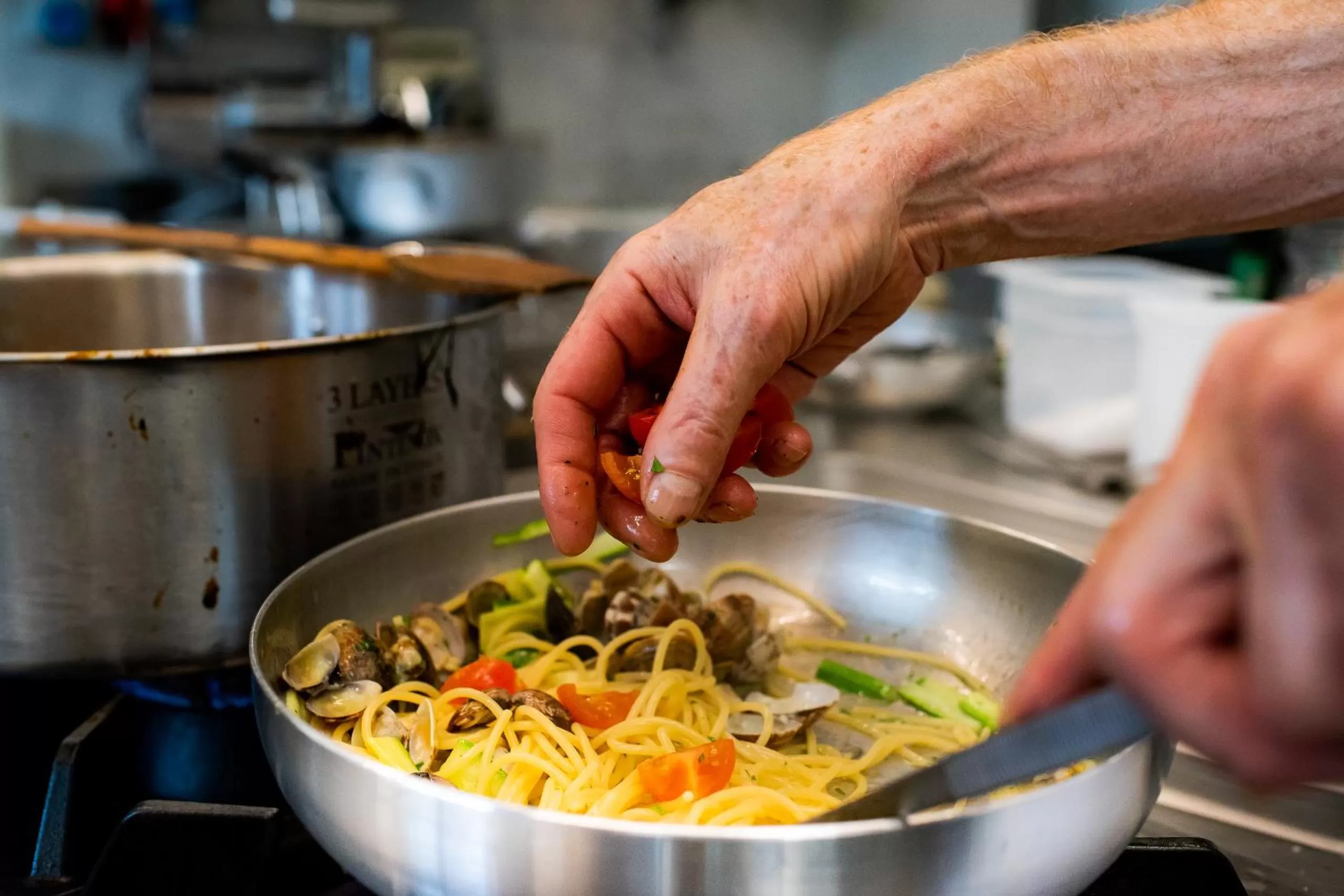 Kitchen or kitchenette in M2 Hotel