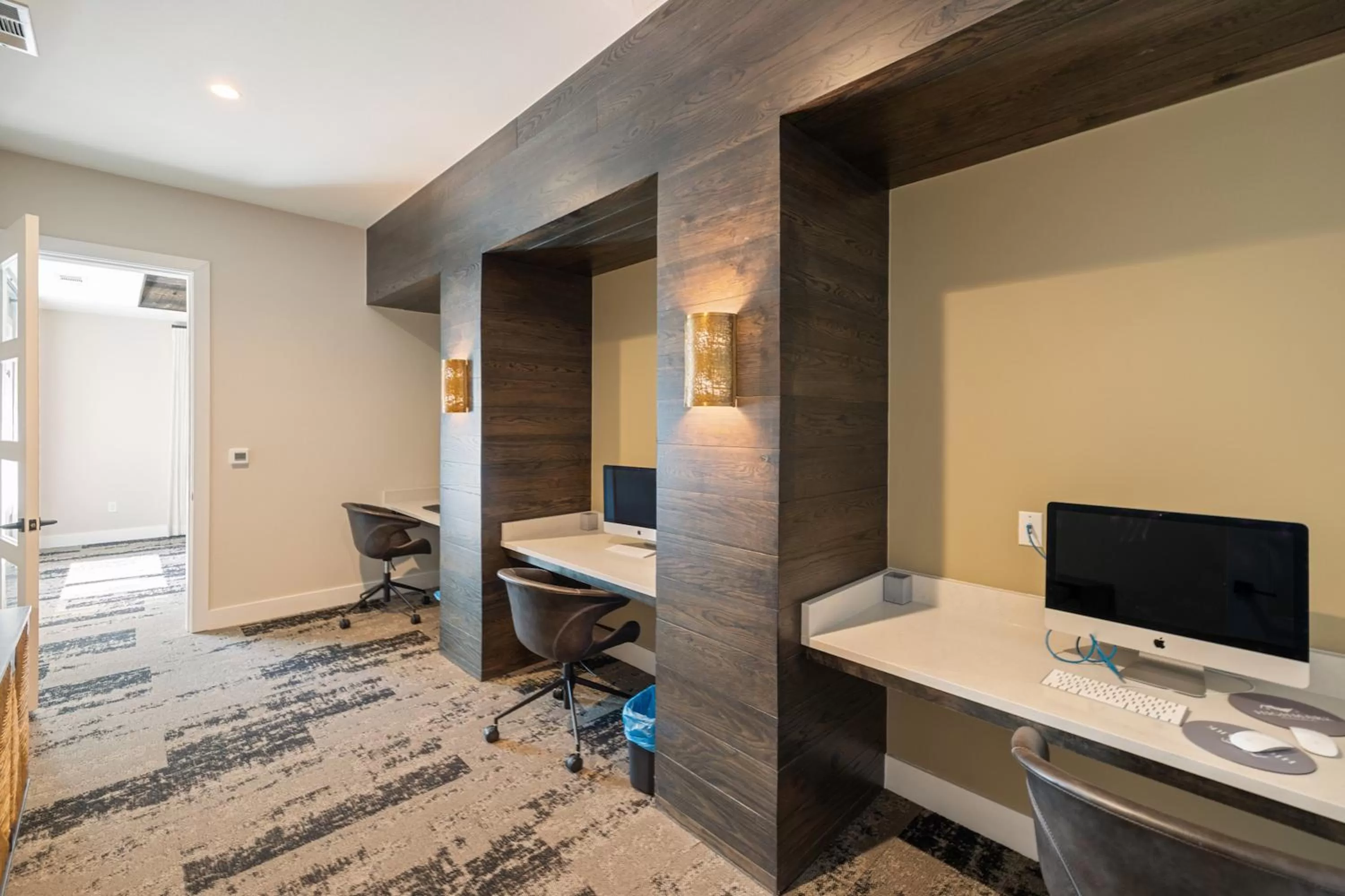 Business facilities, TV/Entertainment Center in Kasa Southeast-Airport Austin
