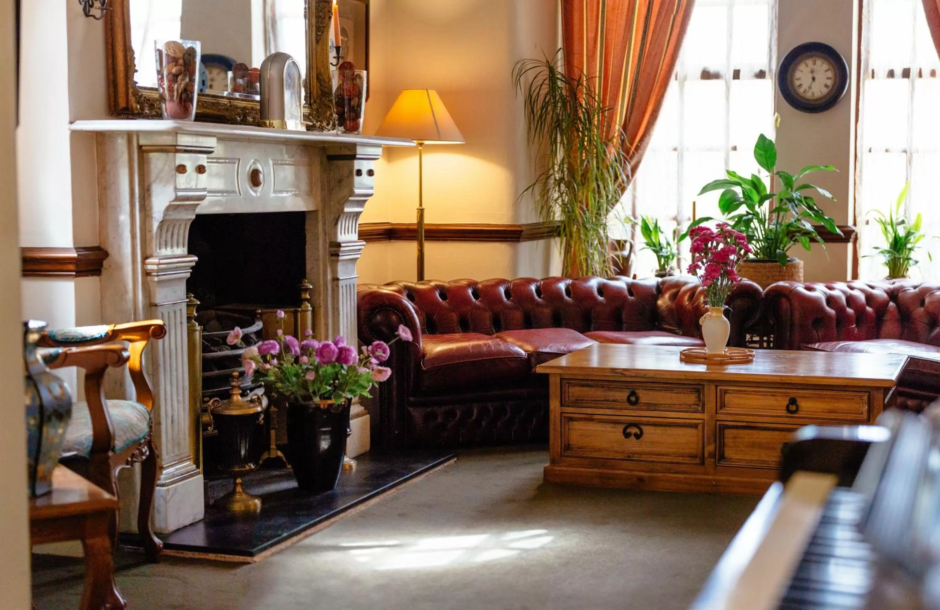 Communal lounge/ TV room in Pymgate Lodge Hotel Manchester Airport