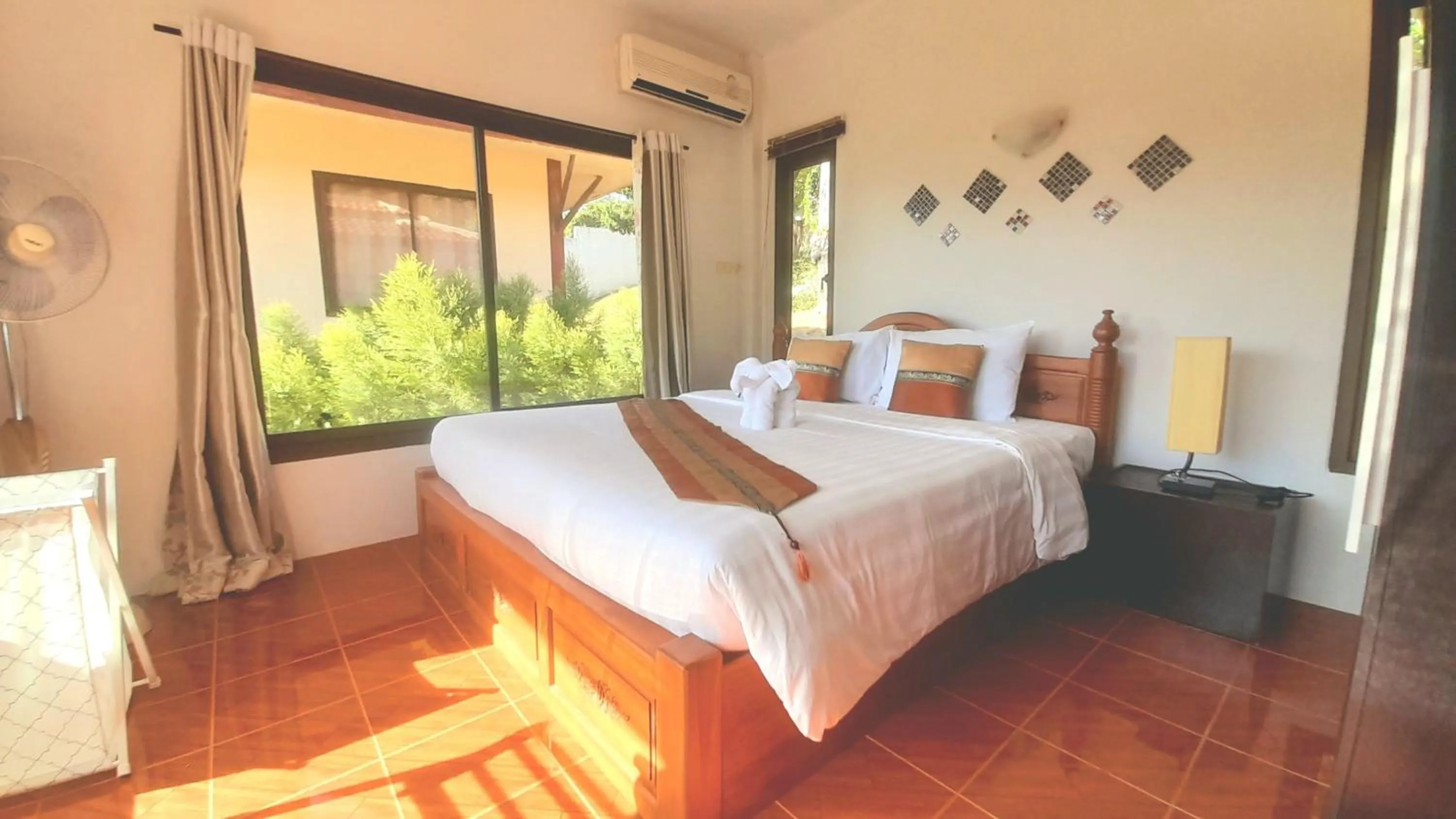 Photo of the whole room, Bed in Samui Diving Resort