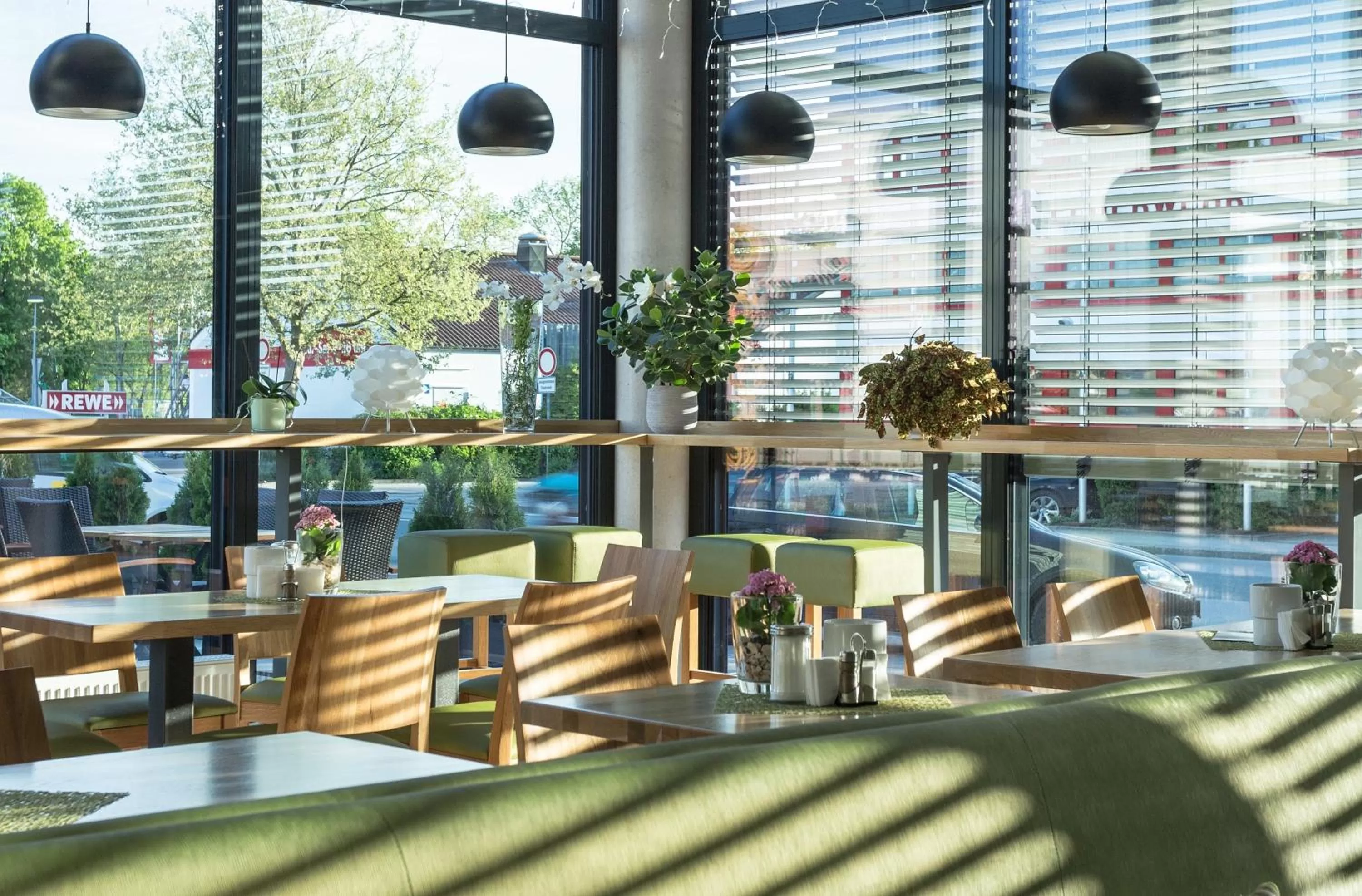 Restaurant/places to eat in Hotel Alea City