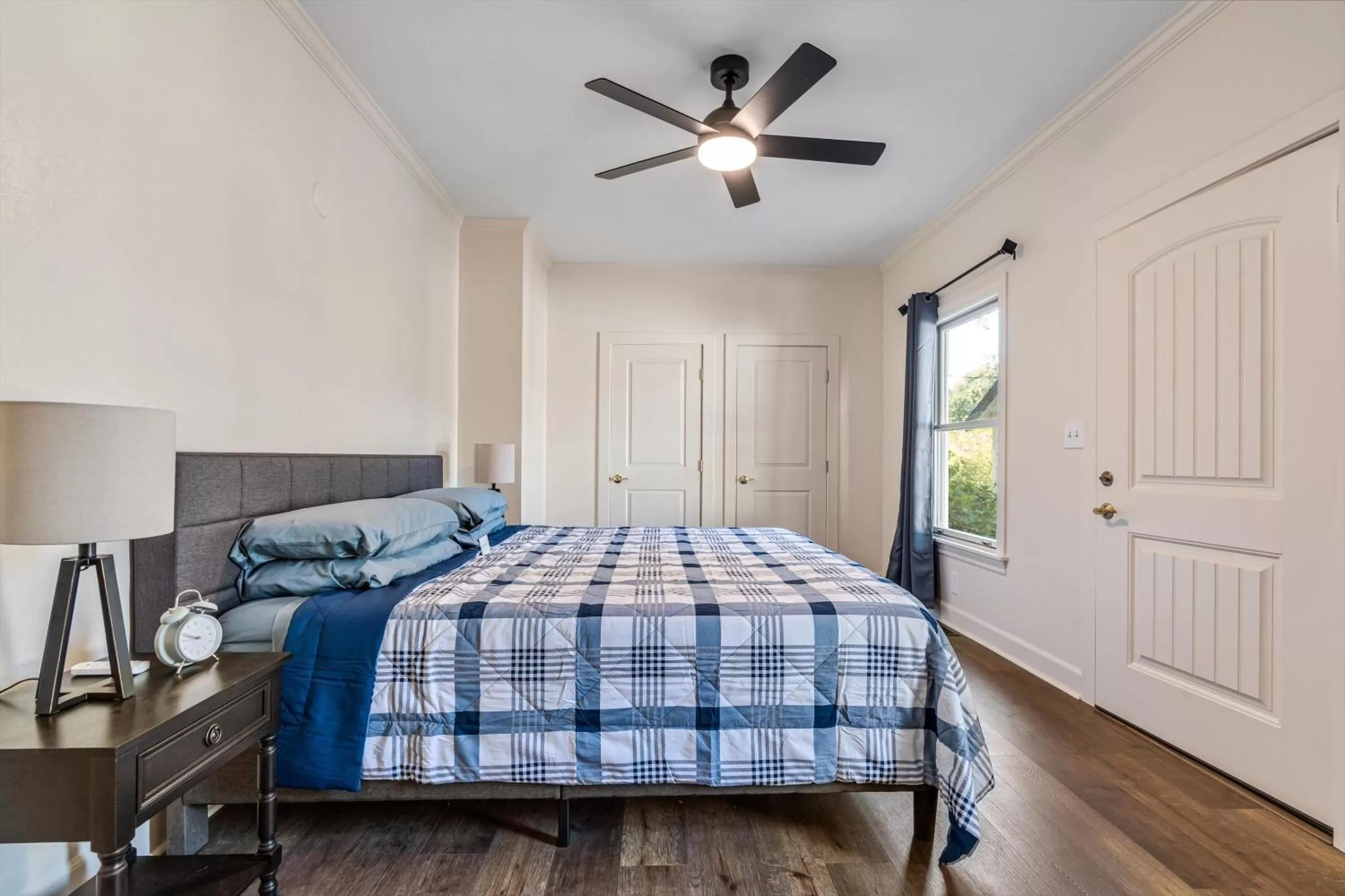 Bed in Cinnamon Bear Creekside Inn