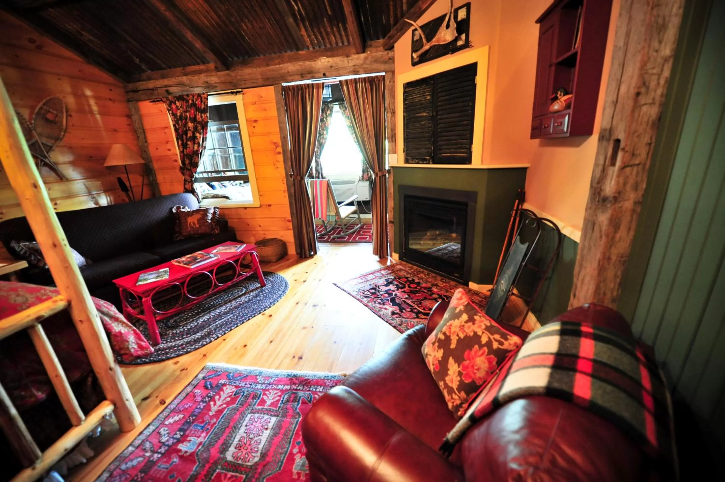 Seating area in The Common Man Inn, Spa & Lodge