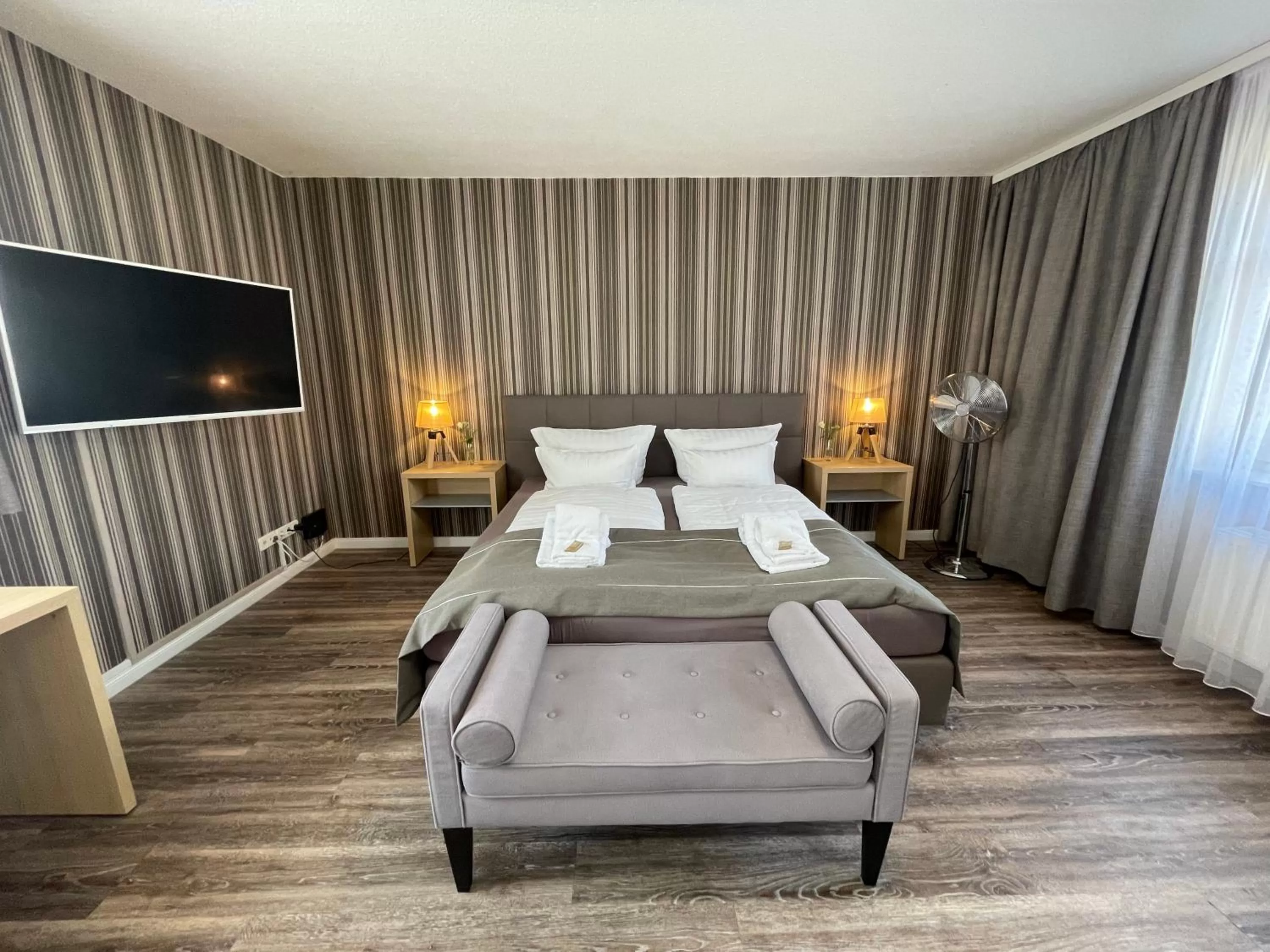 Bedroom, Bed in "Zur Altstadt - Am Fuße der Osterburg" Gaststätte, Pension, FEWO