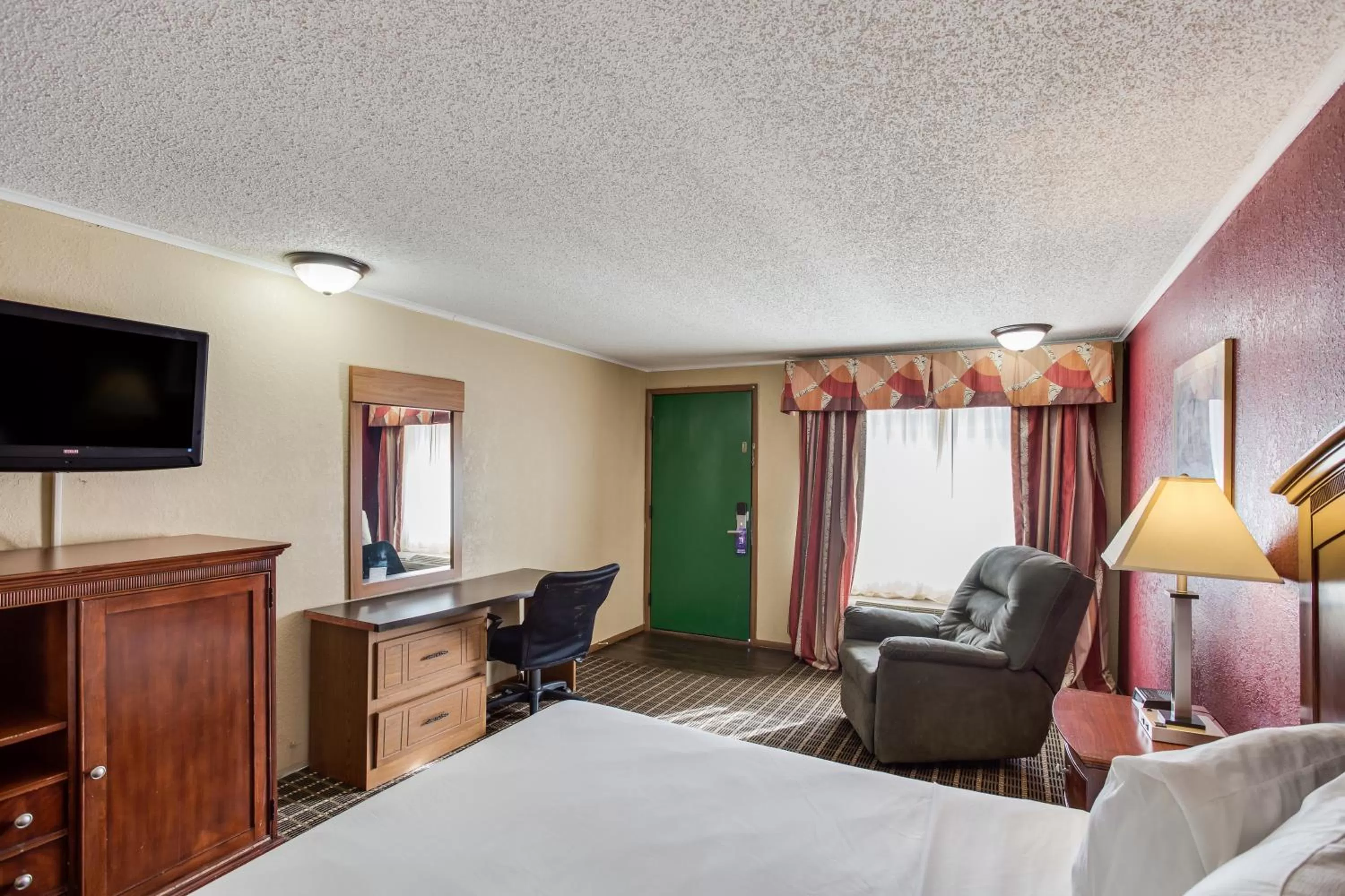 Bedroom, Bed in Knights Inn Ashland