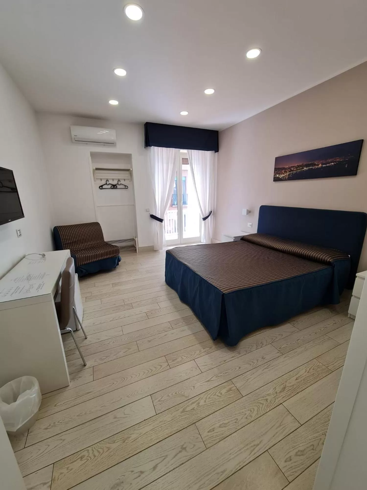 Photo of the whole room, Bed in Municipio sea