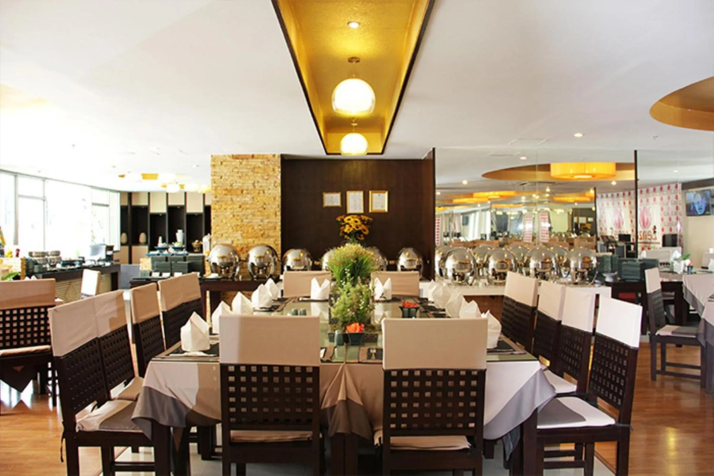 Restaurant/places to eat in Maninarakorn Hotel