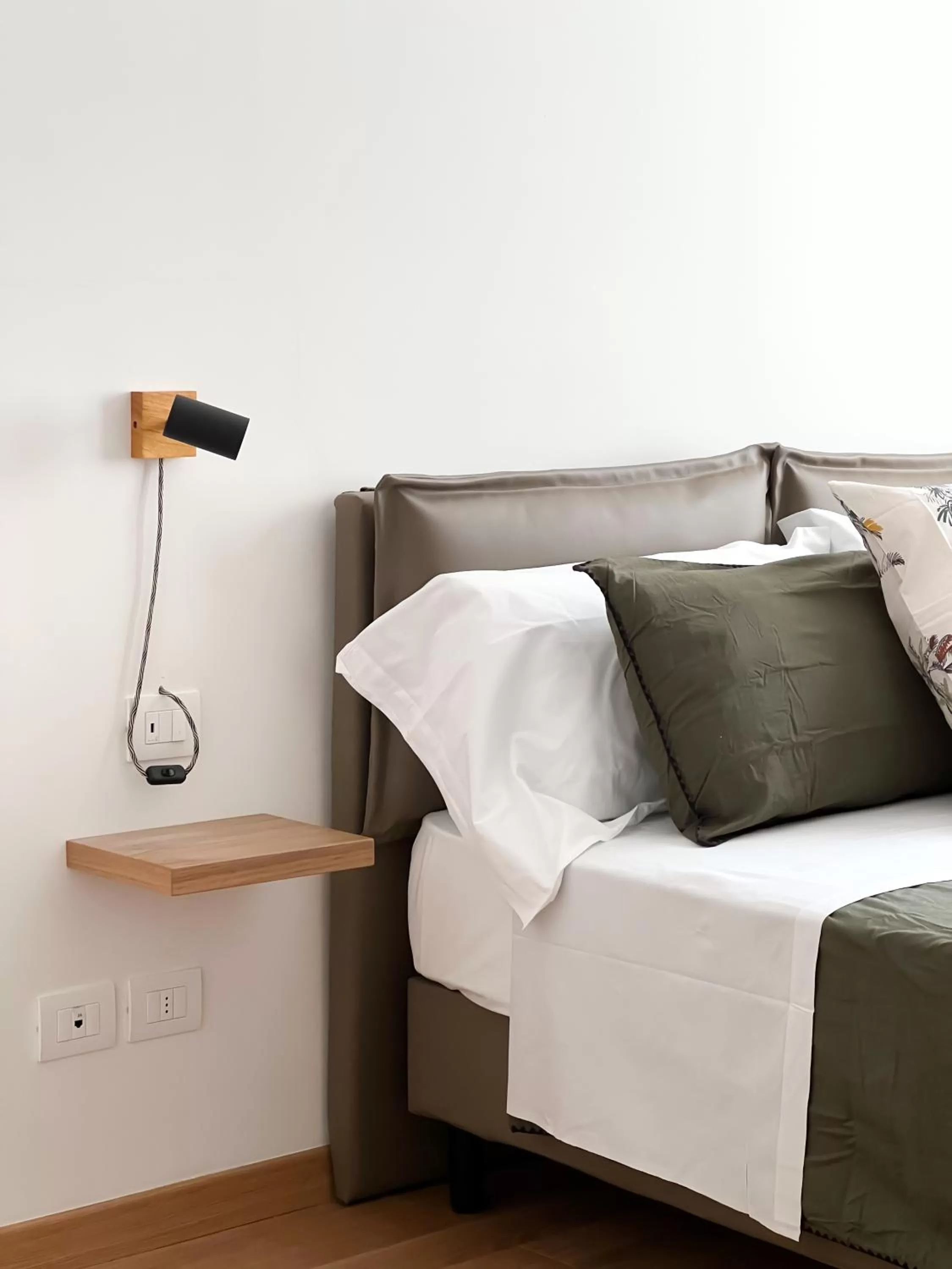 Glass House - Smart Rooms & Parking