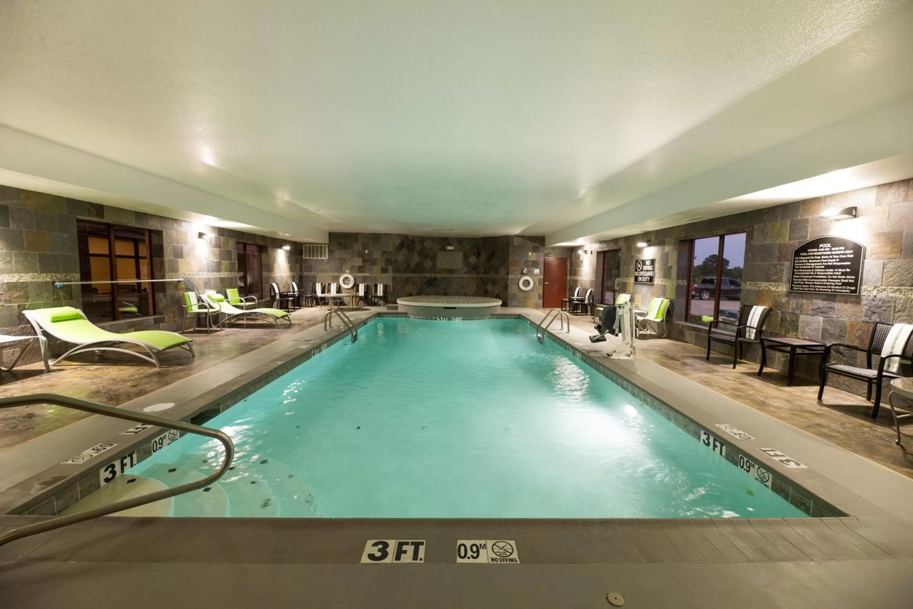 Swimming pool in Holiday Inn Express Hotel & Suites Clinton by IHG