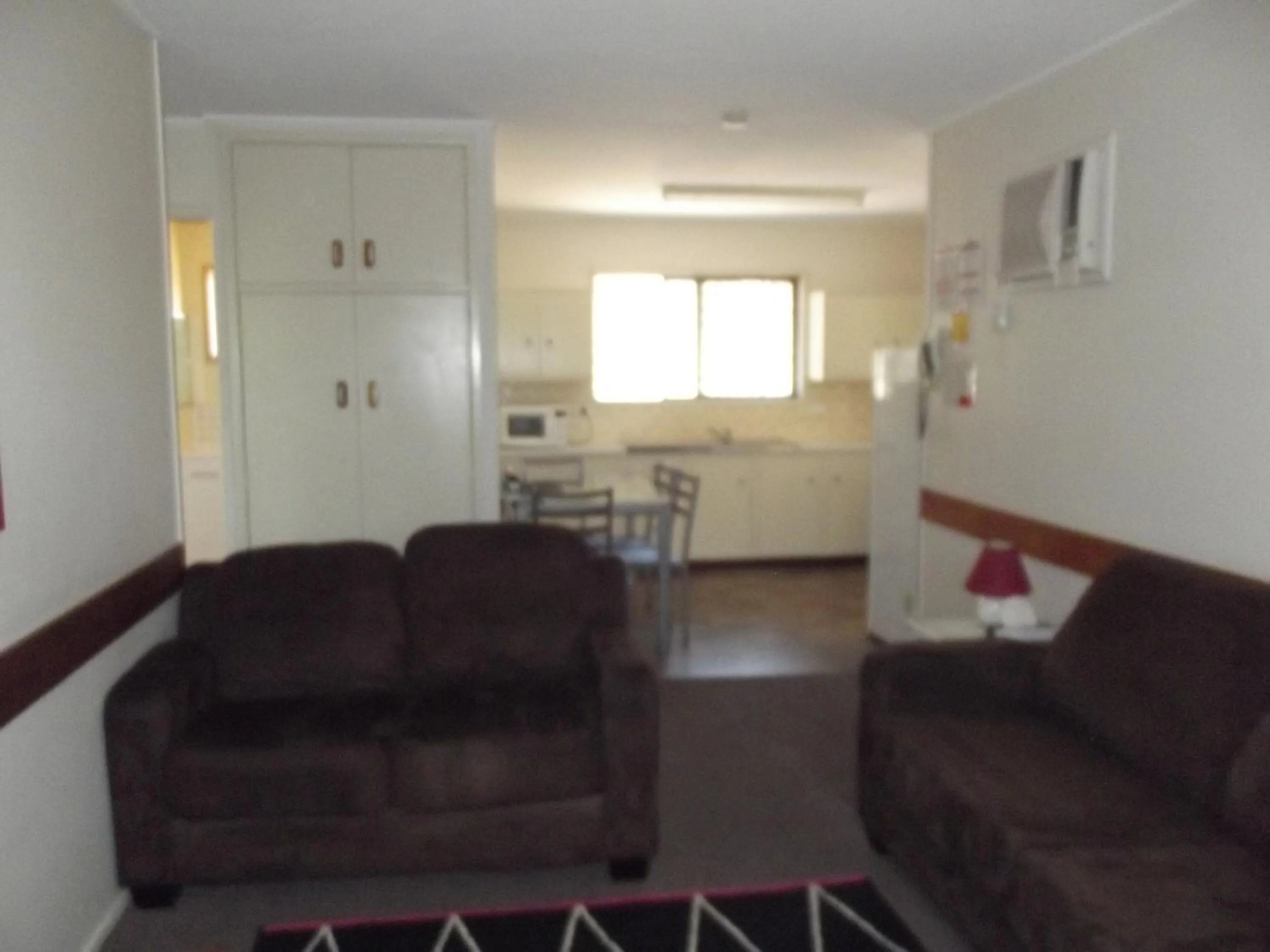 Living room in Bridge Street Motor Inn