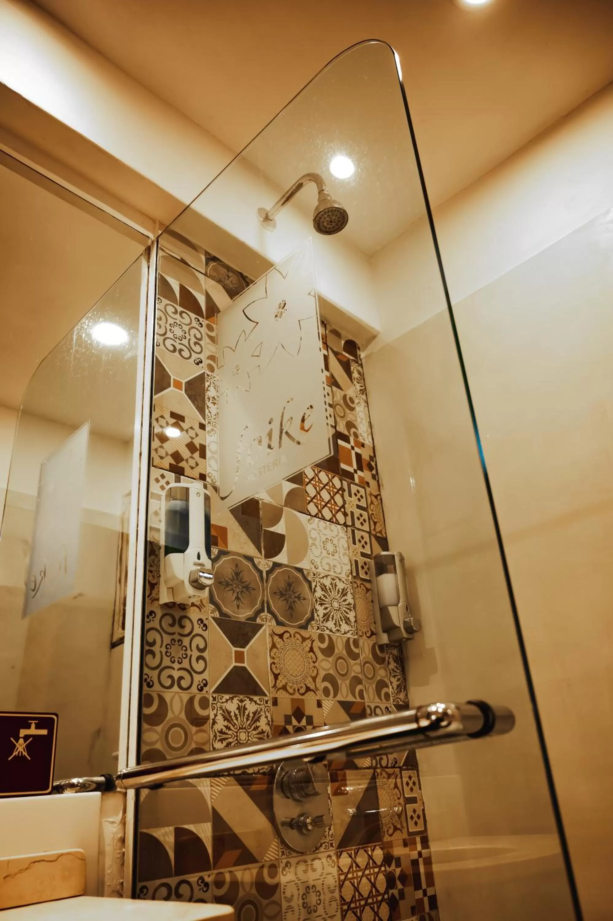 Shower in Hosteria Foike