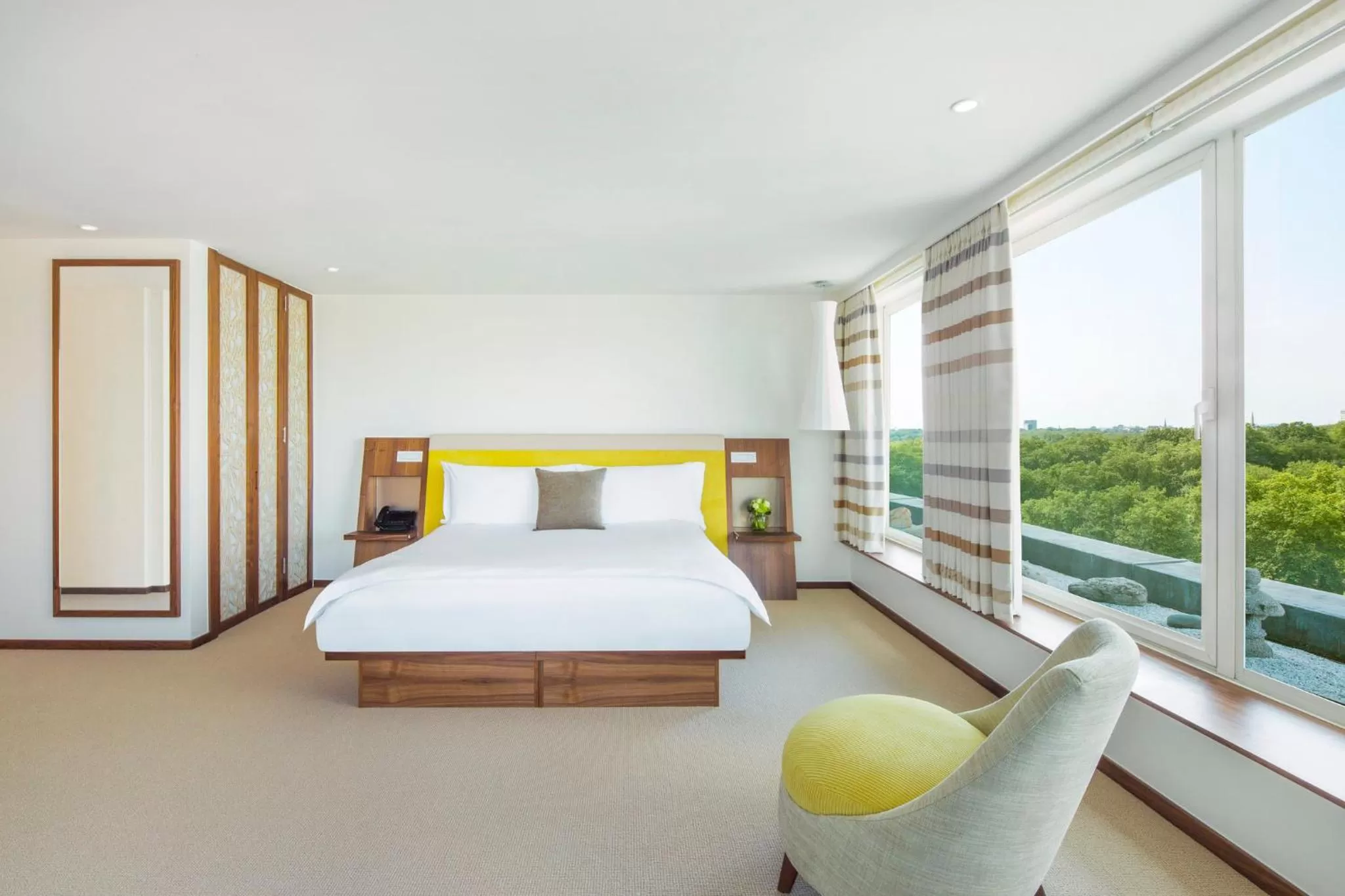 Photo of the whole room, Bed in COMO Metropolitan London