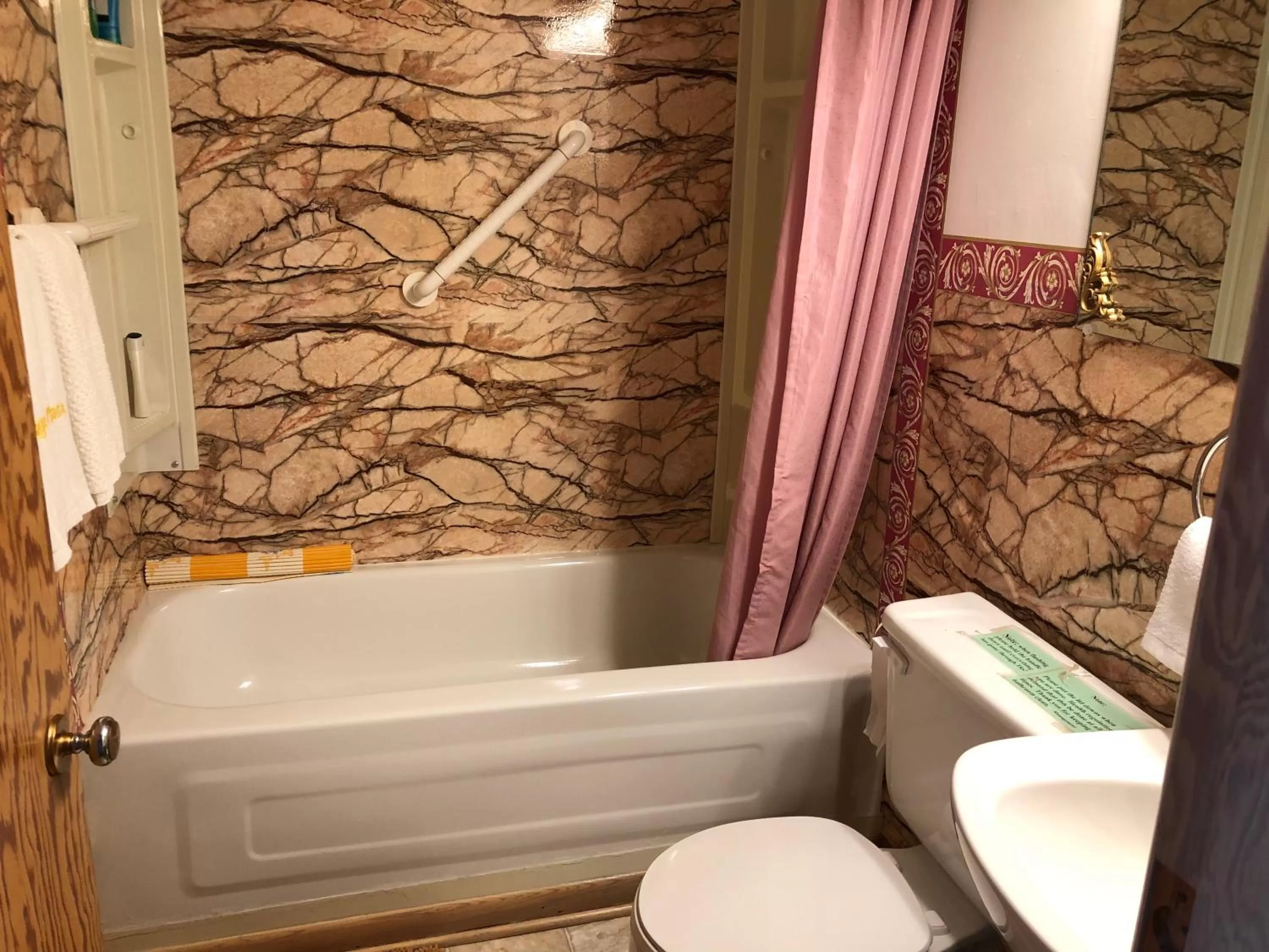 Bathroom in Heritage Place Hotel