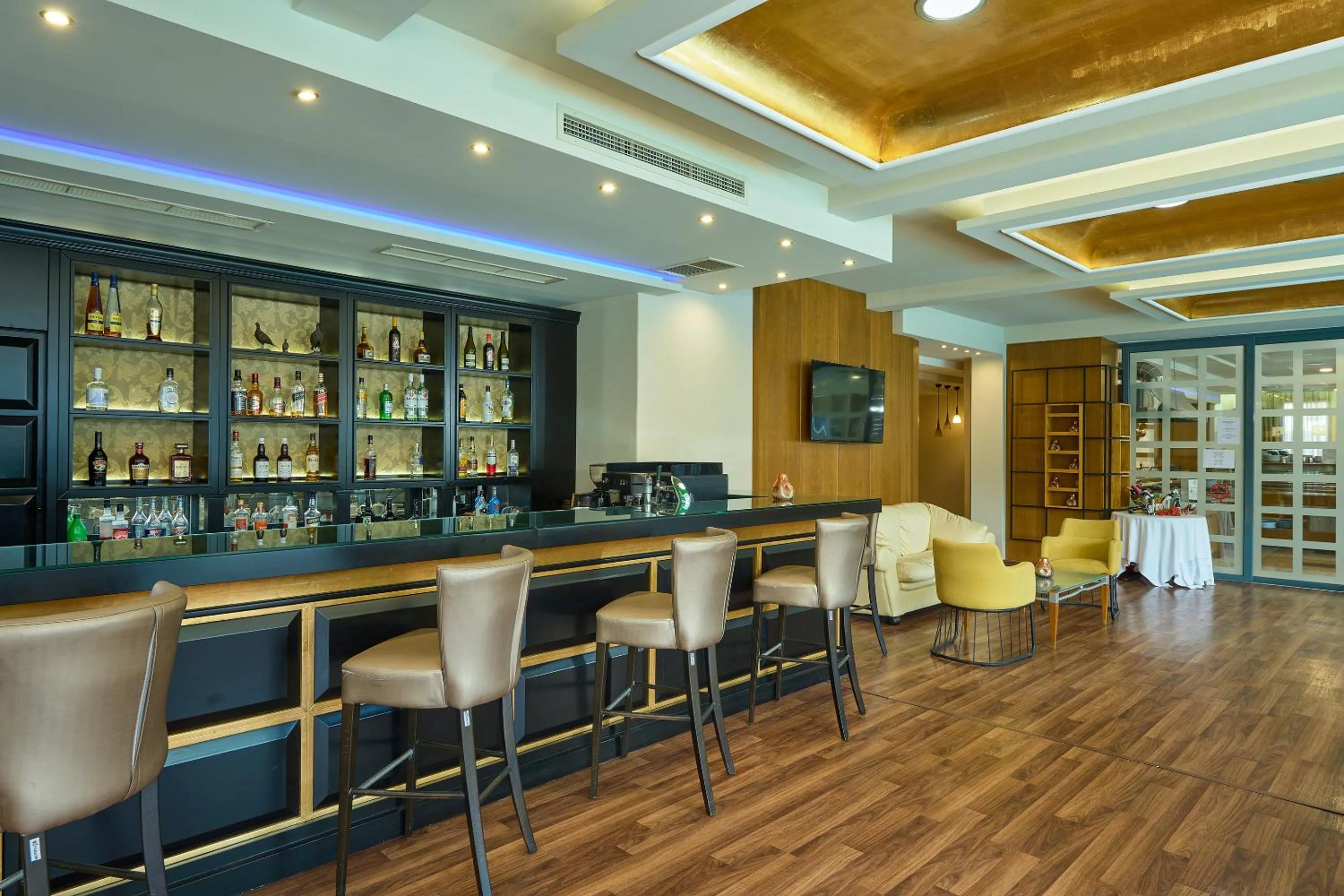 Restaurant/places to eat in Mediterranean Resort