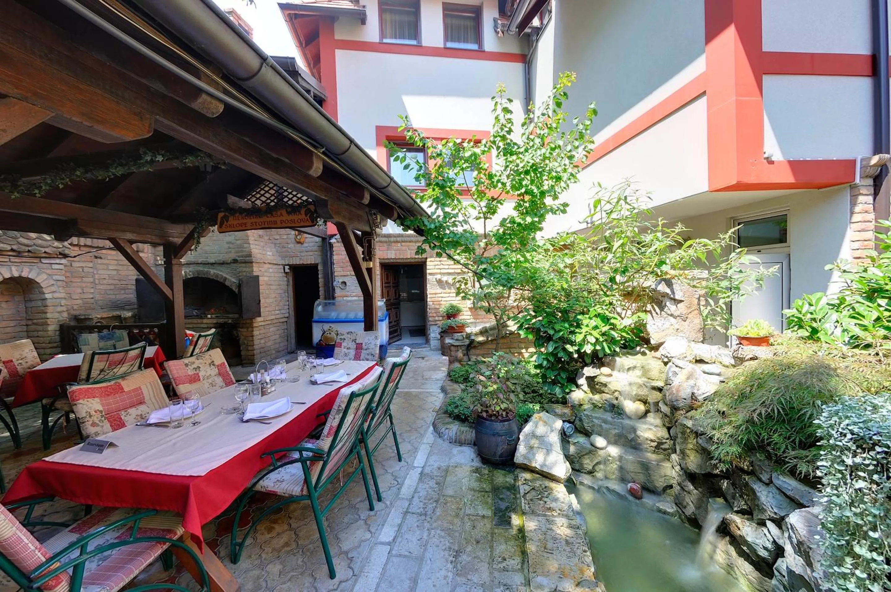 Garden, Restaurant/Places to Eat in Hotel Sucevic Garni