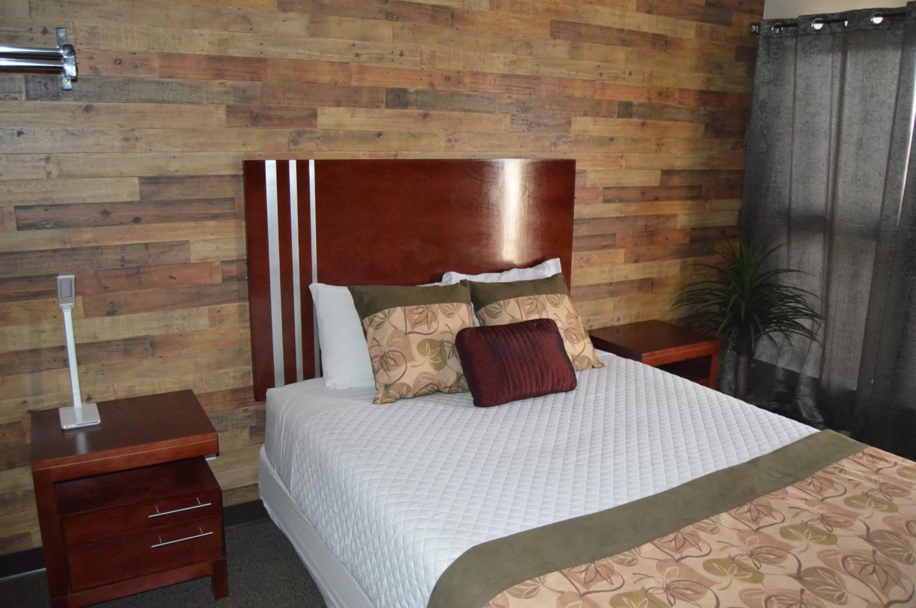 Bed in Wheel Inn Motel