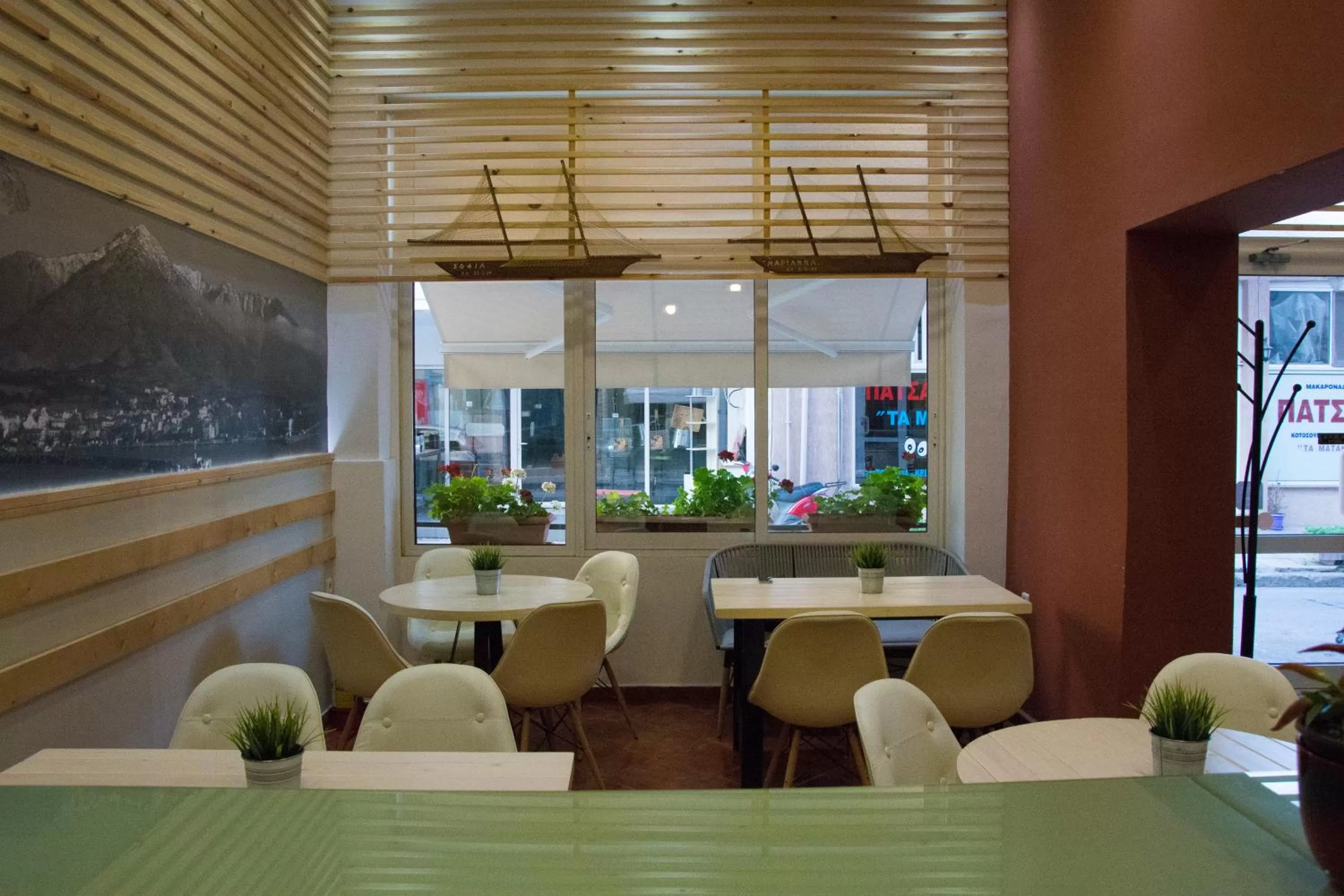 Restaurant/places to eat in Marianna Hotel