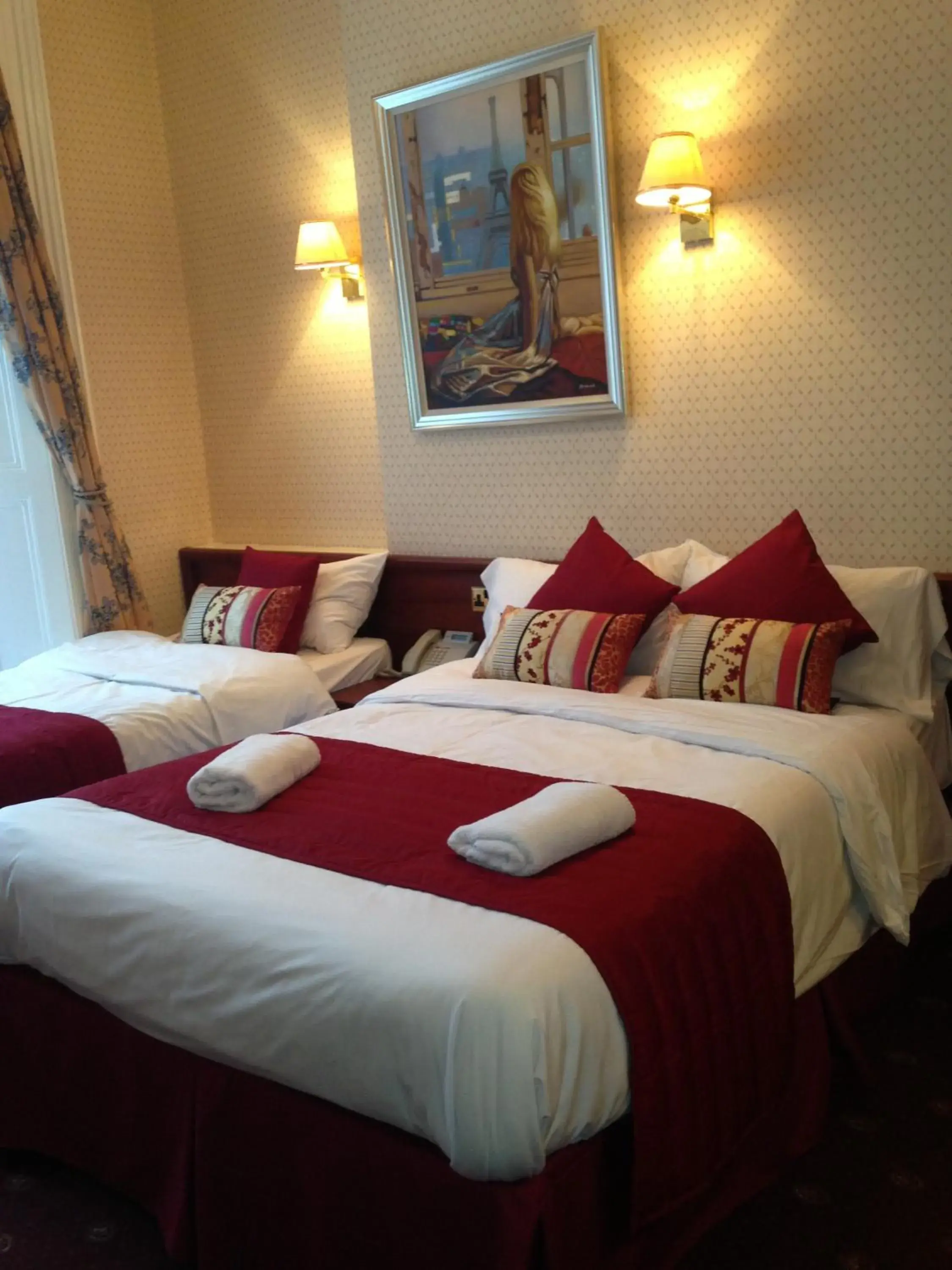 Triple Room in Avon Hotel Triple Room in Avon Hotel