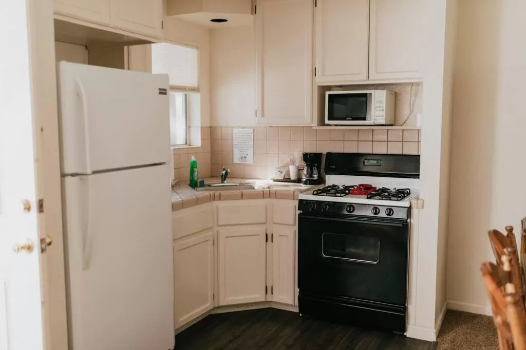 Kitchen or kitchenette in The Long Barn Lodge