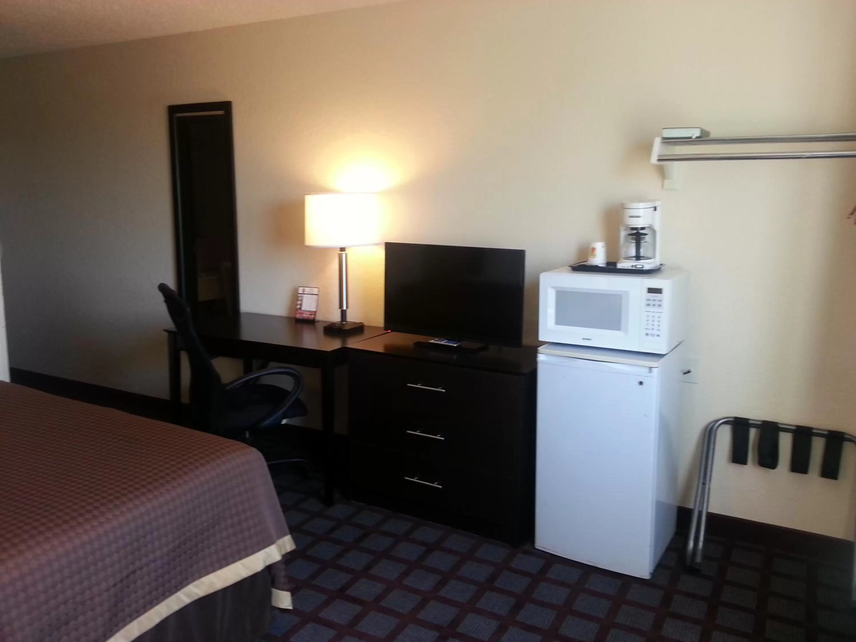 TV and multimedia, Bed in Super 8 by Wyndham Saginaw