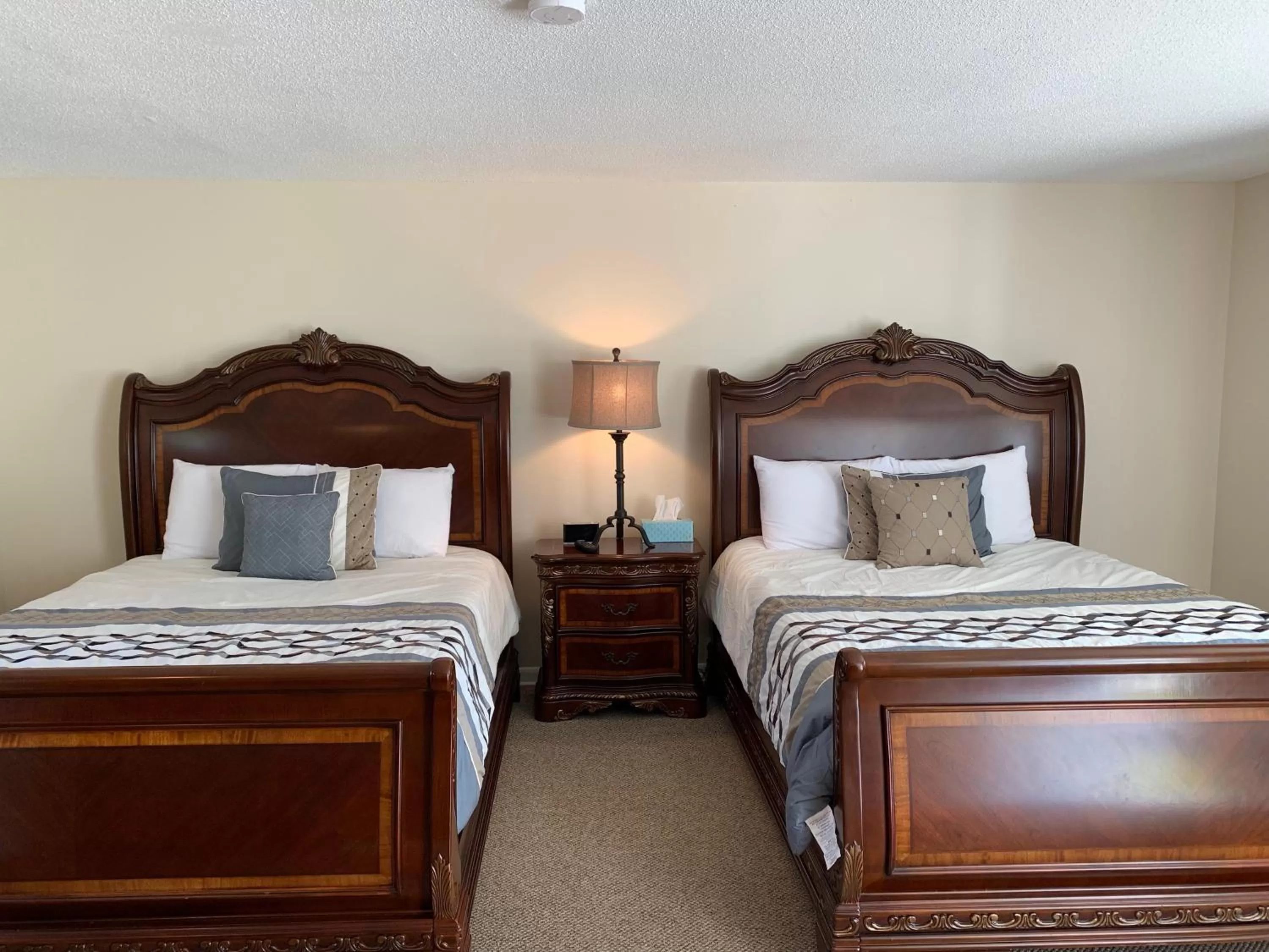 Bed in Shore Road Inn